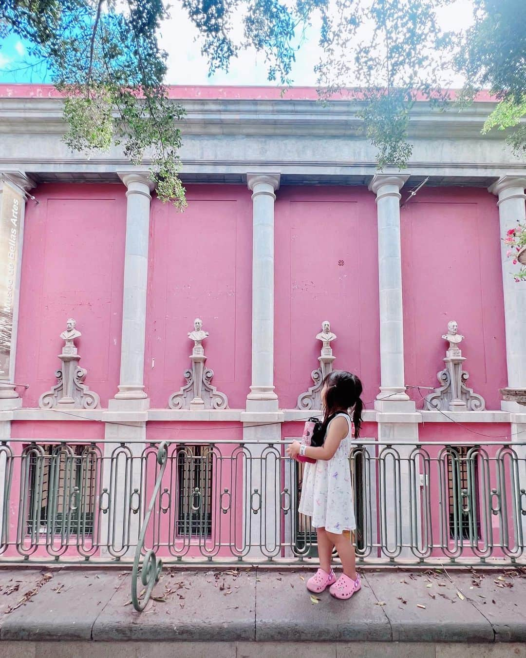 Remiのインスタグラム：「¡ Me gusto los colores de las Islas Canarias!🌈 スペインの離島、カナリア諸島🇮🇨 青空とマッチした街の色がとても素敵🤍 そして子供達のおちび具合がまた可愛い☺️  今でもまだこうして旅を続けているのが不思議な感じ。  今この瞬間も成長している子供たち👧🏻👦🏻 記憶に残らなくても良い、この濃い時間を一緒に過ごせることを大切に受け止め、甘えん坊でベッタリな今を噛み締めよう🥰💓  1-4 #サンタクルスデテネリフェ #テネリフェ島　 5-6 #アレシフェ #ランサローテ島　 ------------ 📍#Canaryislands , #Spain  ⚓️ @msccruisesofficial  🛳  #mscdivina  👨‍👩‍👧‍👦 @hh.channel2023  🗓 2023.10.13-24  #カナリア諸島 #クルーズ旅 #子連れクルーズ #子連れ旅行 #子連れ世界一周 #世界一周中 #世界一周旅行 #worldroundtrip #tenerife #santacruztenerife #tenerife #mediterraneancruise #msccruises #cruiselife #familycruise #remi_world2023」