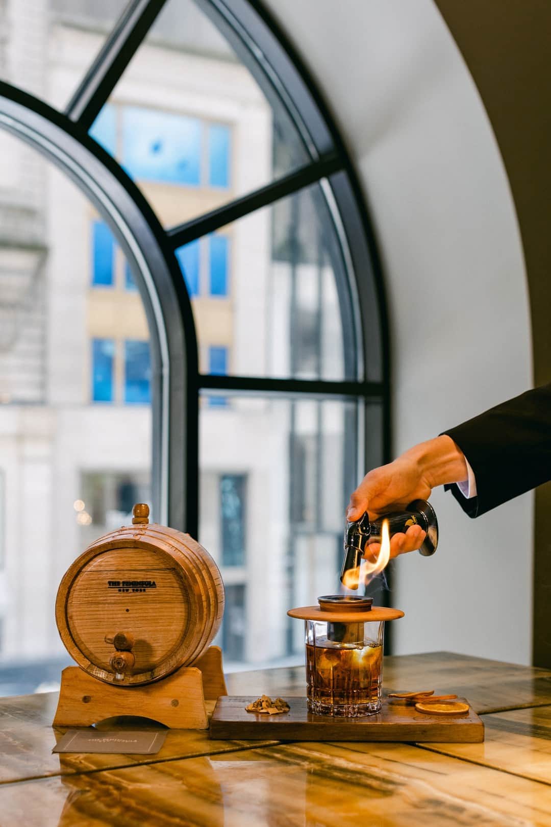 のインスタグラム：「Welcome to the smoke show.  #thepeninsulanewyork #luxurytravel #nychotels #clementbar #cocktailsnyc」