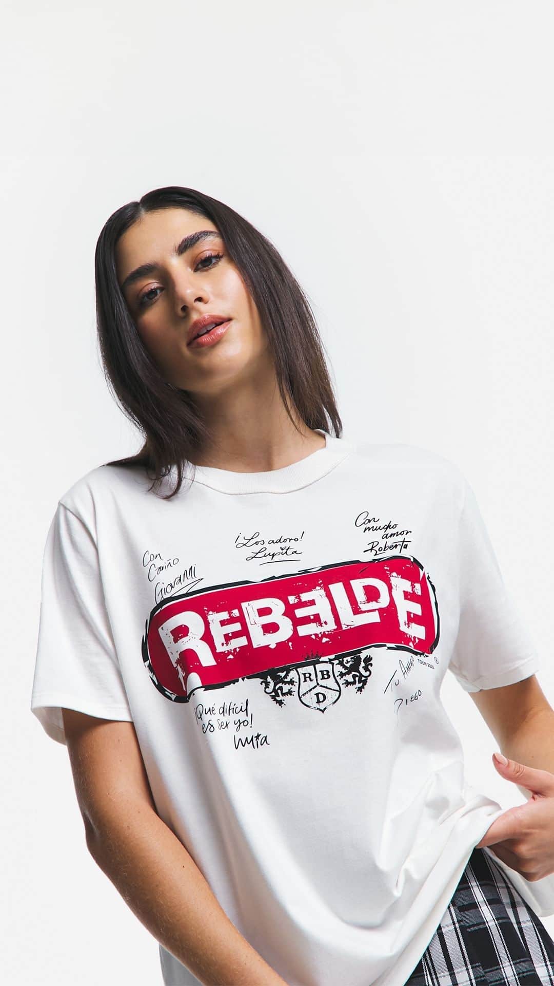 ロジャス・レナーのインスタグラム：「Yo digo "R", tu dices "BD" 🎵 E diz também qual é a sua peça favorita da nova coleção RBD? ❤️ Inspire-se nos looks e escolha a opção perfeita para você aproveitar o show com muito estilo. #RBDTaNaRenner #RBD #ModaFeminina #LookInspiração   camiseta meia malha com manga curta rbd 883278275 | camisa cropped em tricoline 874866930 | saia curta plissada 807054552 | gravata regular 757844686 | blusa regata curta em ribana rbd 883278216 | saia curta em material 807644940 | blazer com gola lapela 796275762 | óculos de sol quadrado 806460444 | saia curta alfaiataria 736847466 | camiseta em meia malha rbd 883278152 | camiseta alongada 883849234 | saia curta em malha 793248890 camiseta em meia malha com manga curta rbd 883898175 | camiseta comfort 883281589 | body em tule com golinha 807048646」