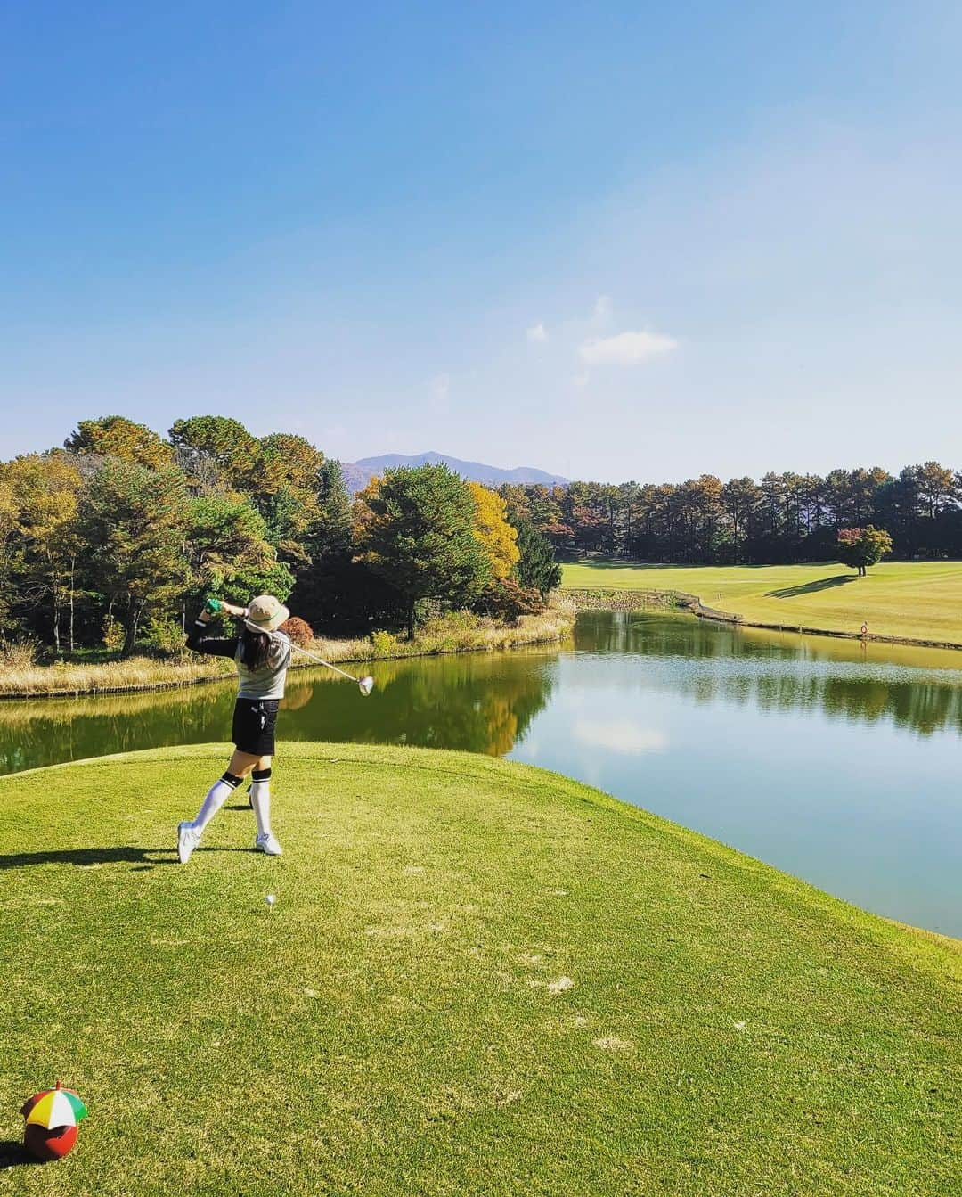 パク・ヒョジュさんのインスタグラム写真 - (パク・ヒョジュInstagram)「너무 이쁜 가을⛳️with @y1_ent_20190102 @sungryoung_kim  @daehun_84 잔디두번째밟으본애끌고다니시느라수고많으셨습니다🤓전그냥다좋았어요하하🫠이쁘다가을」10月29日 0時05分 - hyojoo.p