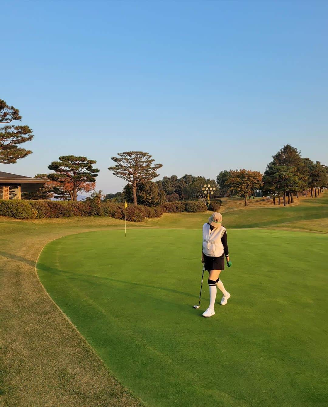 パク・ヒョジュさんのインスタグラム写真 - (パク・ヒョジュInstagram)「너무 이쁜 가을⛳️with @y1_ent_20190102 @sungryoung_kim  @daehun_84 잔디두번째밟으본애끌고다니시느라수고많으셨습니다🤓전그냥다좋았어요하하🫠이쁘다가을」10月29日 0時05分 - hyojoo.p