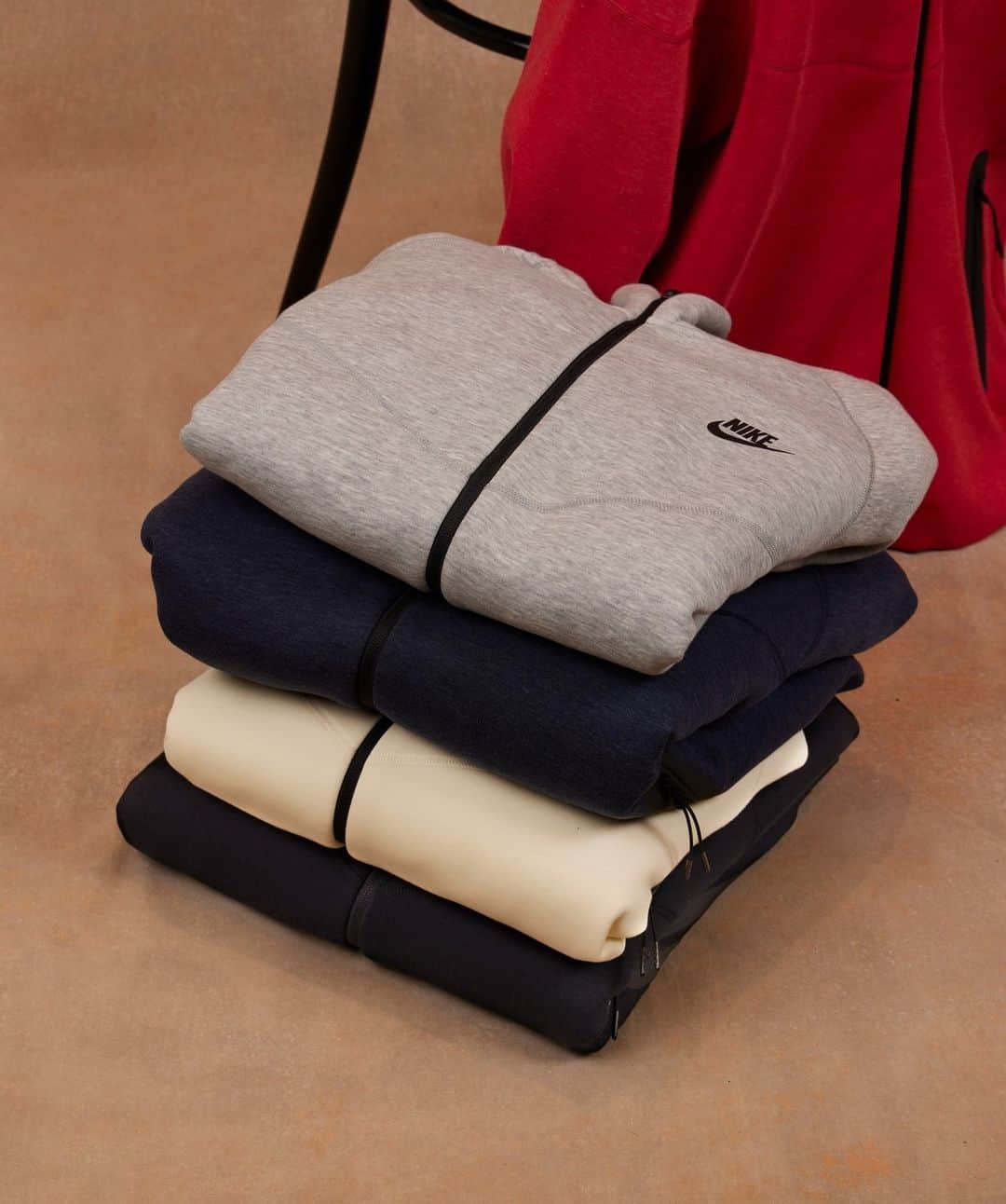 Foot Lockerのインスタグラム：「Tech calling 📞   Layer up with new Nike Tech Fleece in-store & online now.」