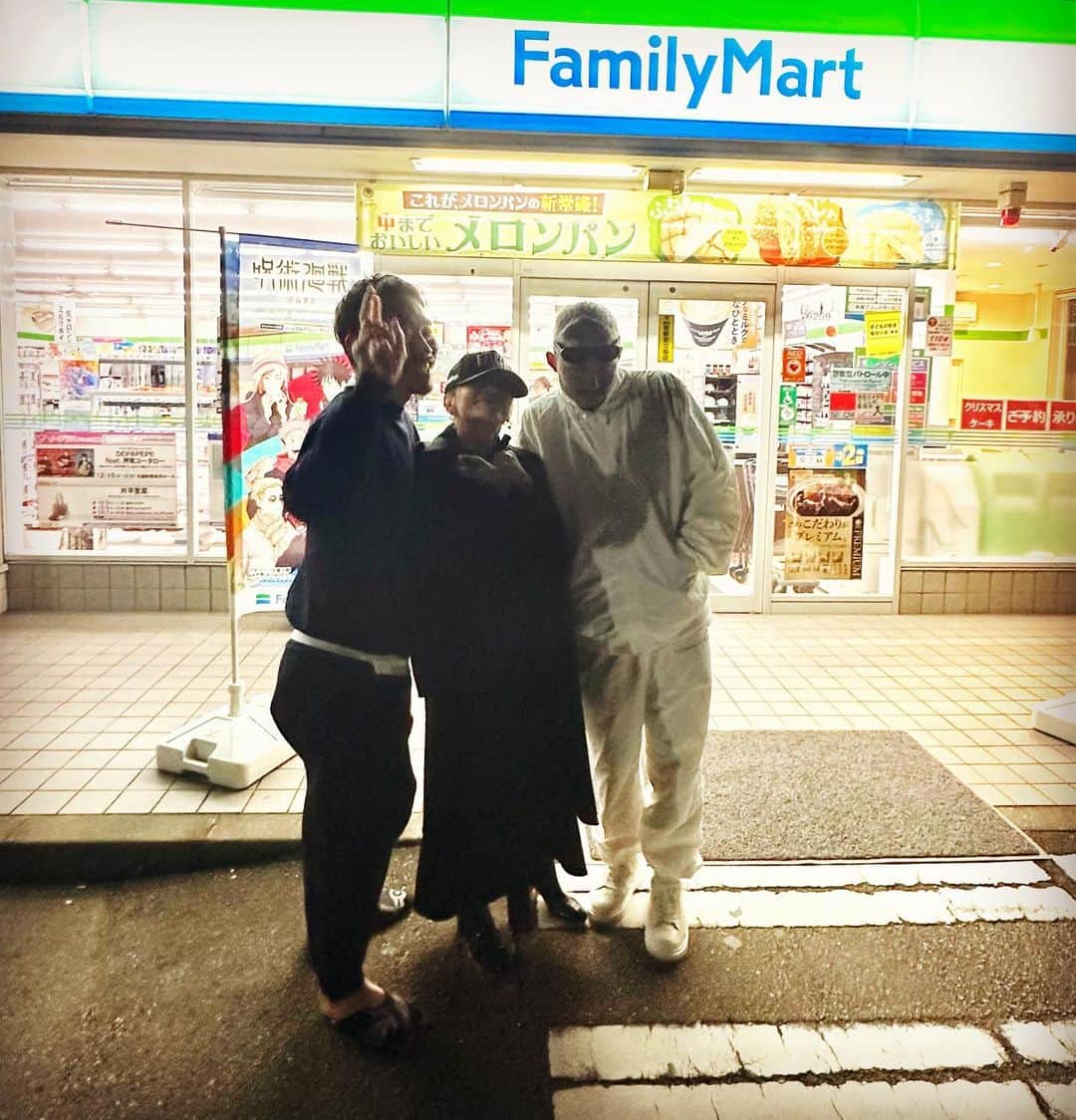 のインスタグラム：「数年ぶりのコンビニだったから記念にフィードに残しておこうっ✨ 夜でも容赦なく目がチカチカするほど煌々に光る全部入りの色彩が “ザ‼️ジャパン🇯🇵‼️” って感じで、中々こんな写真や動画撮る機会ないから嬉しい😆  ただ、、、メンツが😂  ぱっと見、地元のタッパあるいかつめ少年たちand元いかつい姐さんとのレアな記念撮影📸  でも実はどっちも、オバハンやねん。 ゴリラオバハンに、ヒカルオバハン。 これがお浜の日常。」