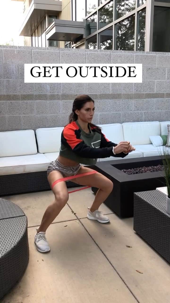 Alexia Clarkのインスタグラム：「It’s that time of year to get outside (at least in Arizona 😂😂) this mini band workout is quick and so fun to do anywhere and with a friend! Try this out   1. 15 reps each side  2. 60 seconds 3. 15 reps each side  4. 60 seconds  4 rounds   www.Alexia-Clark.com   #miniband #workout #quickworkout」
