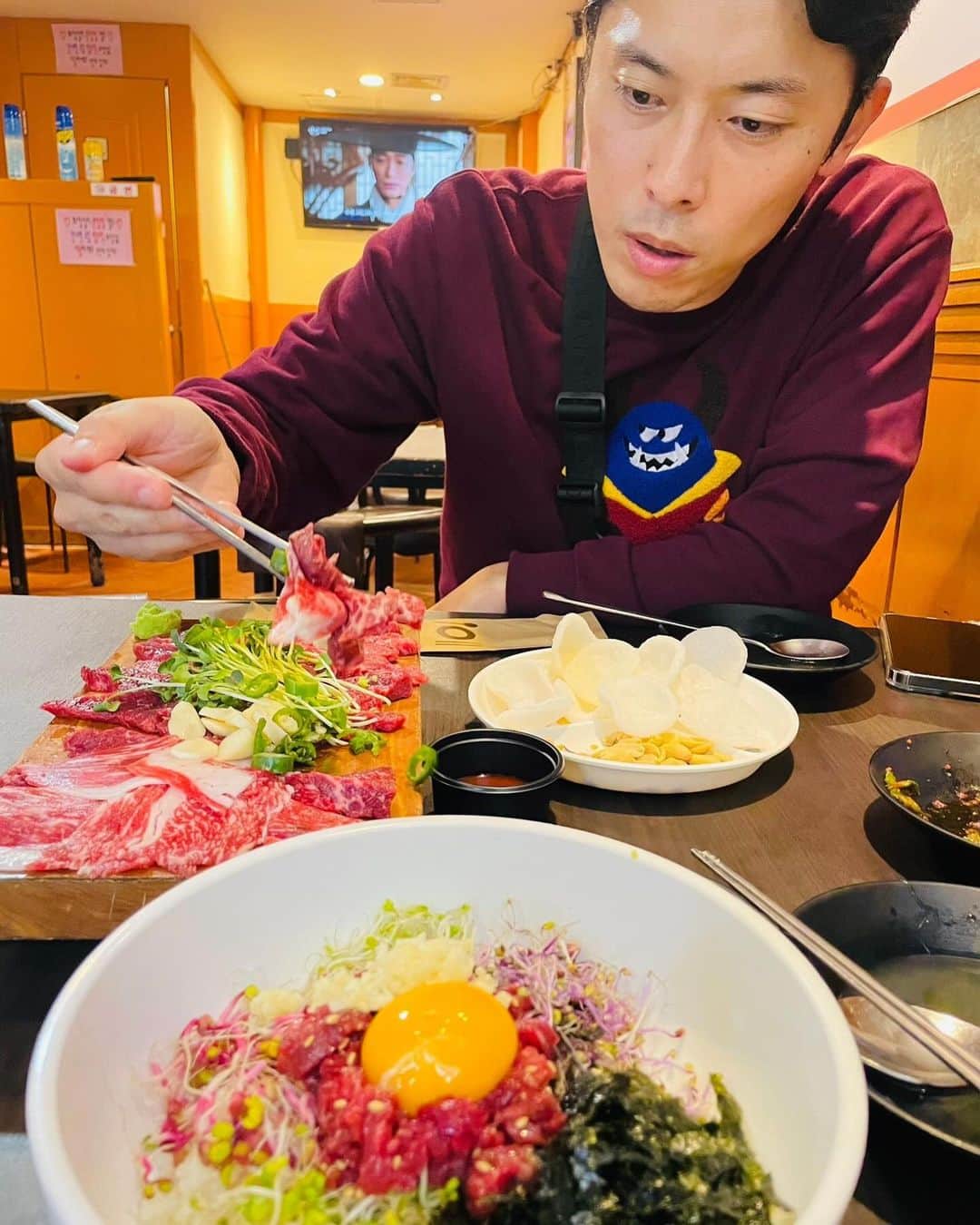 こにわさんのインスタグラム写真 - (こにわInstagram)「大好きな韓国へ連れてってもらうことに成功したオタクの投稿🫶🏼🇰🇷  ✈︎ vol.2  世界のエンタメを知るために事務所巡り！！笑 HYBE へ💜  BTSのジミンちゃんのセンイル広告あったー！！ 世界中のアーミーさん達👏🏼👏🏼💜  梨泰院のロケ地へ行き、テテの動画に会い。お分かりいただけますか、動画の最後の方静かに隣で立って待っているこにわくんの姿を🥹 世の男性は大変そうですw （動画以外に写真も撮って待たされてます笑）  半日で25000歩、疲れ切った顔しながら荷物を置いてすぐ近くのご飯屋さんへ。たくさんのサインが飾ってあり、あとで調べたら有名な俳優さんたちも通うお店だった🇰🇷 本当に本当に美味しかった‼️ . . . #韓国 #Korea #渡韓 #한국 #HYBE #BTS #JIMIM #박지민 #並ばせてみた #こにわのバック何気に #BT21  #これは本人の意思 #梨泰院 #이태원 #ロケ地 #今回もパクソジュン体験 #V #김태형 #ARMY #💜 #화수분 #忠武路 #충무로 #旅行  #여행　#trip #韓国旅行 #記念日」10月29日 0時06分 - koniwa1982