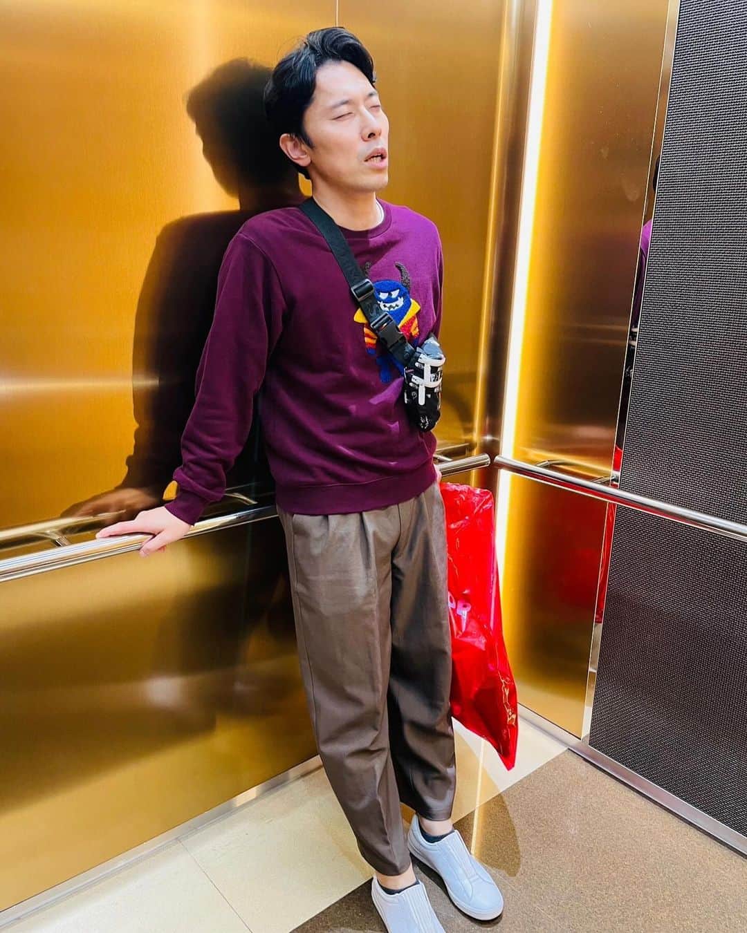 こにわさんのインスタグラム写真 - (こにわInstagram)「大好きな韓国へ連れてってもらうことに成功したオタクの投稿🫶🏼🇰🇷  ✈︎ vol.2  世界のエンタメを知るために事務所巡り！！笑 HYBE へ💜  BTSのジミンちゃんのセンイル広告あったー！！ 世界中のアーミーさん達👏🏼👏🏼💜  梨泰院のロケ地へ行き、テテの動画に会い。お分かりいただけますか、動画の最後の方静かに隣で立って待っているこにわくんの姿を🥹 世の男性は大変そうですw （動画以外に写真も撮って待たされてます笑）  半日で25000歩、疲れ切った顔しながら荷物を置いてすぐ近くのご飯屋さんへ。たくさんのサインが飾ってあり、あとで調べたら有名な俳優さんたちも通うお店だった🇰🇷 本当に本当に美味しかった‼️ . . . #韓国 #Korea #渡韓 #한국 #HYBE #BTS #JIMIM #박지민 #並ばせてみた #こにわのバック何気に #BT21  #これは本人の意思 #梨泰院 #이태원 #ロケ地 #今回もパクソジュン体験 #V #김태형 #ARMY #💜 #화수분 #忠武路 #충무로 #旅行  #여행　#trip #韓国旅行 #記念日」10月29日 0時06分 - koniwa1982