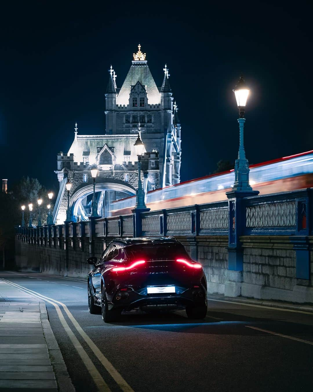 アストンマーチンのインスタグラム：「Night rider.  #AstonMartin #DBX707 #POWERDRIVEN  Photography by @bymcnab」