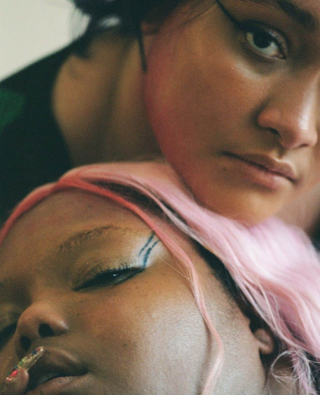 Dazed Magazineさんのインスタグラム写真 - (Dazed MagazineInstagram)「Shot over three years from 2019 to 2022, Thank You For Playing With Me is an intimate look at two plus-size models, @enamasiama and @iamvanessarussell ❣️⁠ ⁠ Photographer @yolandaliou first came across Asiama’s Instagram in 2019 and was blown away by her confidence and charisma. ⁠ ⁠ It was the type of confidence that Liou struggled to have about her own body due to her upbringing in Taiwan. ⁠ ⁠ “Growing up in Taiwan, I was consistently exposed to the relentless beauty standards that prioritised being skinny”, Liou tells Dazed. “This obsession led me to believe that I was never beautiful enough, and consequently, I felt unworthy of love. I constantly sought ways to conform, believing that only then would I be accepted and appreciated.”⁠ ⁠ See more and read the full interview through the link in our bio 🔗⁠ ⁠ 📷 @yolandaliou⁠ ✍️ @h.alimaa」10月29日 0時20分 - dazed