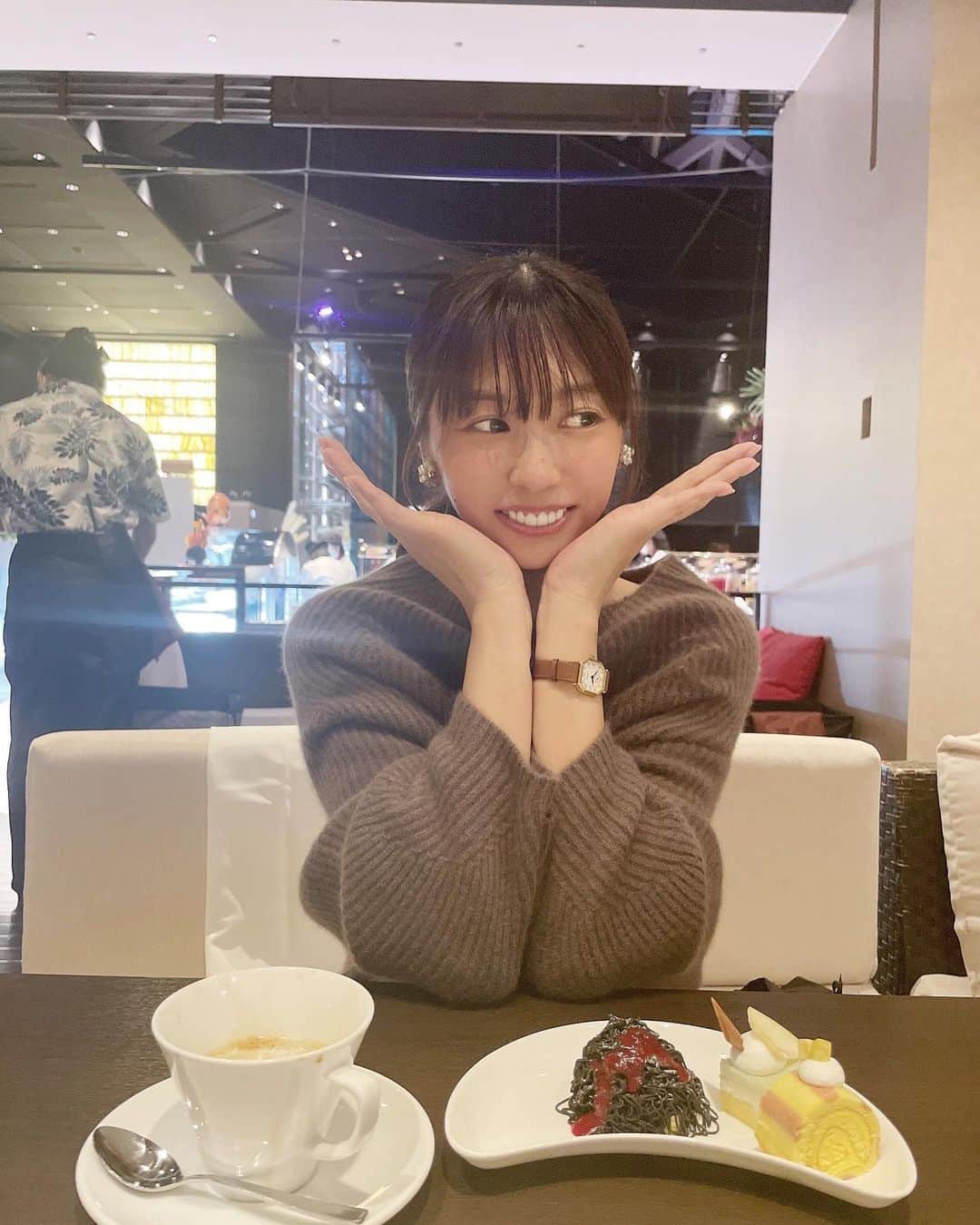 kumamoto_kaoruのインスタグラム：「38歳になりました🎂  昨日保育園のお迎えから帰って玄関開けたら真っ暗で、娘いないと思ったら「ママ、目閉じて」と言われ、メガネと棒を持たされて目を開けたら、娘からのサプライズ🥳 風船に埋もれていた箱（プレゼント）の中身はその時に合った気分の時に読む、6通の手紙＆🍫でした✉️  私がいないところで2週間前から息子のビデオメッセージも用意してくれていて、あんなに小さかった子（娘）が、自分のお小遣いと工夫で心のこもったサプライズをしてくれるなんて...と感激しっぱなしだった。  今日はみんなでビュッフェにいって、ひたすら好きなものを食べてお腹パンパン。明日からダイエット開始です🕊  #誕生日サプライズ #誕生日 #🎂」