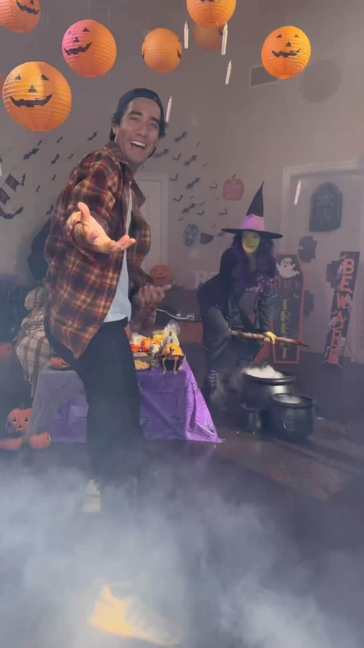 ザック・キングのインスタグラム：「Decorating for Halloween 🎃」