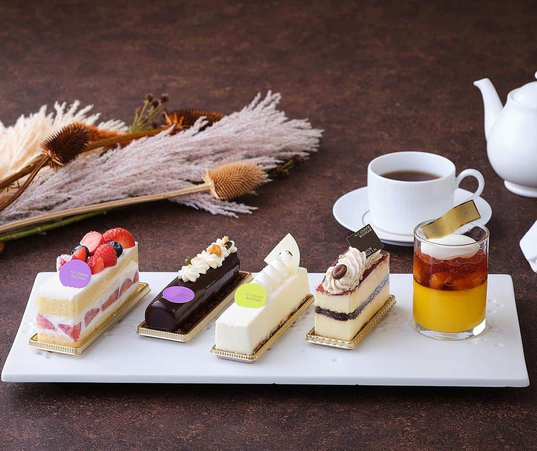 InterContinental Tokyo Bayのインスタグラム：「. ニューヨークラウンジとハドソンラウンジでは、ケーキセットをご用意しております🍰☕️  定番のストロベリーショートケーキ、チョコレートムース、レアチーズケーキをはじめ、季節のケーキとしてティラミス、キャラメルプリンをラインナップ。  ティータイムに、またちょっとした隙間時間にぜひお試しください😋  #ホテルインターコンチネンタル東京ベイ  #intercontinentaltokyobay  #インターコンチネンタル東京ベイ  #intercontinental  #hudsonlounge #newyorklounge  #ニューヨークラウンジ  #ハドソンラウンジ  #ケーキセット #季節のケーキ  #ショートケーキ #🍓 #苺 #いちご  #チョコレートムース #レアチーズケーキ  #ティラミス #キャラメルプリン  #ホテルラウンジ #秋の味覚 #ホテルラウンジ好き  #ホテルラウンジ巡り  #ティータイム #ティータイムを楽しむ  #ティータイム☕️」