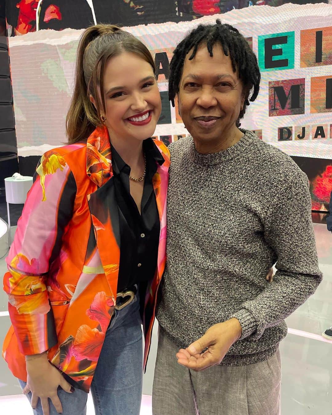 ジュリアナパイヴァのインスタグラム：「Hoje vai ao ar um programa Lindo do @caldeiraocommion em homenagem a @djavanoficial 💖 Vcs n conseguem imaginar a honra e a alegria que eu senti em fazer parte dessa saudação mais do que merecida a toda a obra do nosso ídolo! Foi um dia inesquecível, onde eu agradeci a Deus por estar ali ouvindo cada música e história compartilhada! 🙏🏼✨ O maior poeta da nossa música brasileira! O dono da trilha sonora da minha vida, dos meus pais e de tantos brasileiros mundo a fora! Lindo demaaaaais!!🙌🏼❤️✨💫 É daqui a pouquinho! Não dá pra perder!  Pra “Djavanear o que há de bom”🎶🥰」
