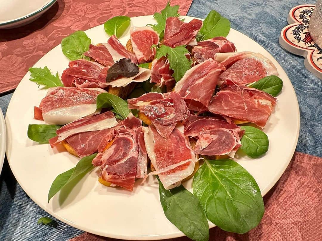 上原りささんのインスタグラム写真 - (上原りさInstagram)「久しぶりのご飯投稿🥗 1枚目:カブとベビーリーフのサラダ→私作 2枚目:柿と生ハム→切って乗せただけby私 3番目:パプリカシュチルケのガルシュカ添え→母作 。 パプリカシュチルケはハンガリーの家庭料理なのです☺️ 妹が学生時代にハンガリー留学🇭🇺をしたのをキッカケに知りました。 添えられているガルシュカもハンガリー料理の定番だそうで😋 モチモチで美味しいの😋 これを作る為の道具、妹が帰国時に持って帰ってきてから7年の時を経て、やっと台所デビューする事になりました笑 母の料理スキルがまた一つ上がりました😆  #おうちごはん  #ハンガリー料理  #パプリカシュチルケ  #ガルシュカ」10月29日 0時28分 - uehara_risa_official