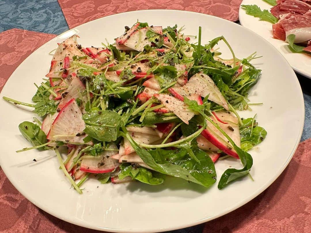 上原りささんのインスタグラム写真 - (上原りさInstagram)「久しぶりのご飯投稿🥗 1枚目:カブとベビーリーフのサラダ→私作 2枚目:柿と生ハム→切って乗せただけby私 3番目:パプリカシュチルケのガルシュカ添え→母作 。 パプリカシュチルケはハンガリーの家庭料理なのです☺️ 妹が学生時代にハンガリー留学🇭🇺をしたのをキッカケに知りました。 添えられているガルシュカもハンガリー料理の定番だそうで😋 モチモチで美味しいの😋 これを作る為の道具、妹が帰国時に持って帰ってきてから7年の時を経て、やっと台所デビューする事になりました笑 母の料理スキルがまた一つ上がりました😆  #おうちごはん  #ハンガリー料理  #パプリカシュチルケ  #ガルシュカ」10月29日 0時28分 - uehara_risa_official