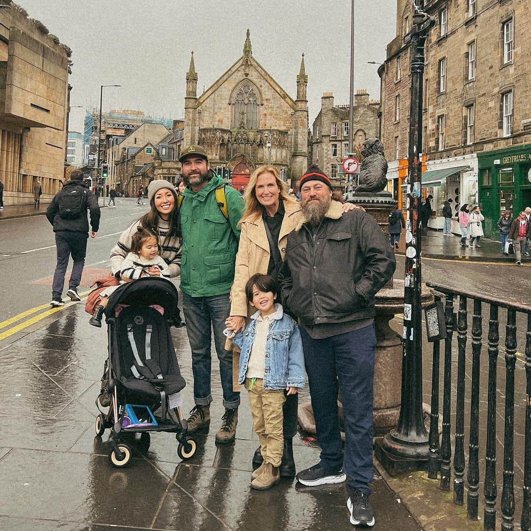 コリー・ロバートソンさんのインスタグラム写真 - (コリー・ロバートソンInstagram)「We found the cutest little travelers  in Scotland 🧡 Love our fam!!」10月29日 0時28分 - bosshogswife