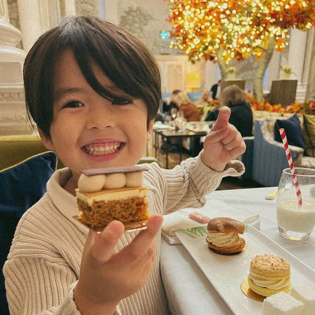 コリー・ロバートソンさんのインスタグラム写真 - (コリー・ロバートソンInstagram)「We found the cutest little travelers  in Scotland 🧡 Love our fam!!」10月29日 0時28分 - bosshogswife