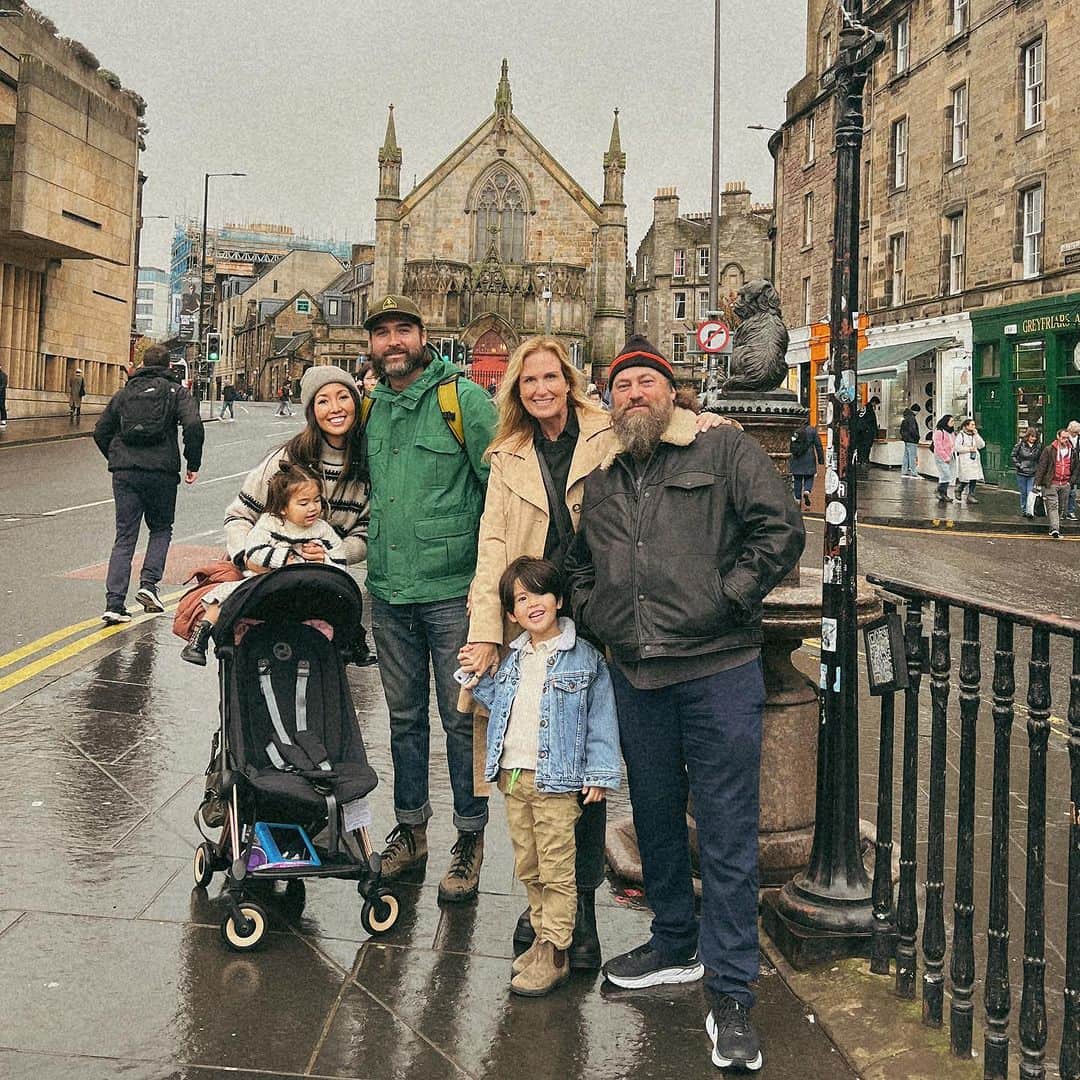 コリー・ロバートソンのインスタグラム：「We found the cutest little travelers  in Scotland 🧡 Love our fam!!」