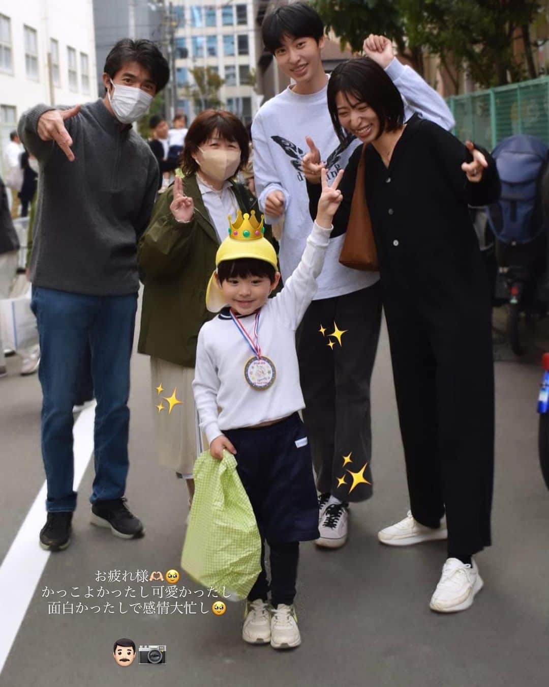 山﨑さおりさんのインスタグラム写真 - (山﨑さおりInstagram)「ニッコニコハイテンションの運動会🏳️‍🌈 年少さんにもなるとステップアップが凄くて... 0歳から知ってるお友達を見てても泣けてきて 毎度顔ボロボロなるねん。笑 ママー👋🏻って何回も呼んでくれて有難う🫶🏻 遠くからでもずっとポーズしてくれてた👍🏻 (カメラ越しに目ずっと合う。笑)  かっちょいいダンス最高にイカしてた...🕺🏻  彼はきっとアスリートタイプではなく、 エンターテイメントタイプかな🕺🏻🪩  #運動会 #一生懸命な先生方の姿見てまた涙  #有難うでいっぱいの一日 #千ちゃんの記録」10月29日 0時29分 - saori_emunjewelry