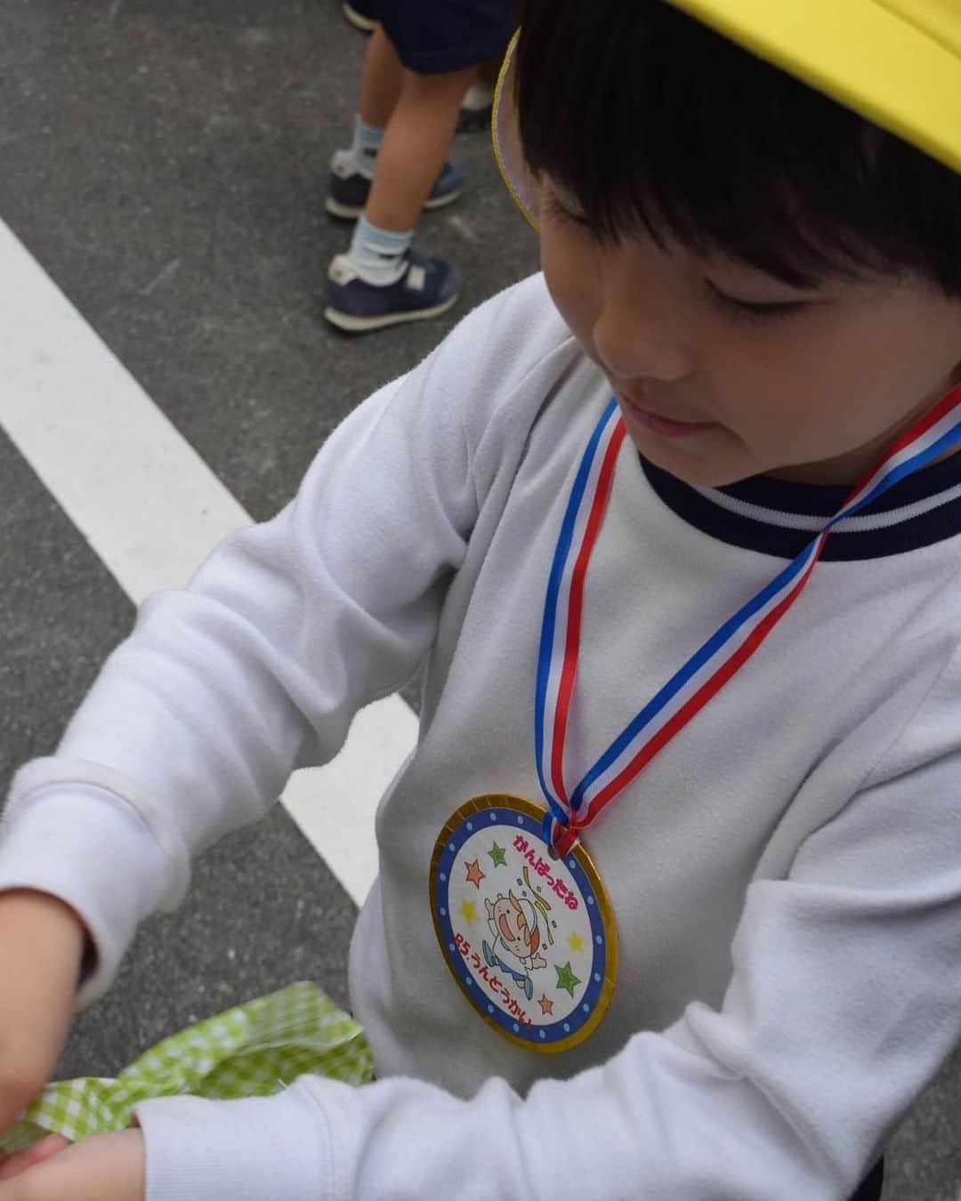 山﨑さおりさんのインスタグラム写真 - (山﨑さおりInstagram)「ニッコニコハイテンションの運動会🏳️‍🌈 年少さんにもなるとステップアップが凄くて... 0歳から知ってるお友達を見てても泣けてきて 毎度顔ボロボロなるねん。笑 ママー👋🏻って何回も呼んでくれて有難う🫶🏻 遠くからでもずっとポーズしてくれてた👍🏻 (カメラ越しに目ずっと合う。笑)  かっちょいいダンス最高にイカしてた...🕺🏻  彼はきっとアスリートタイプではなく、 エンターテイメントタイプかな🕺🏻🪩  #運動会 #一生懸命な先生方の姿見てまた涙  #有難うでいっぱいの一日 #千ちゃんの記録」10月29日 0時29分 - saori_emunjewelry