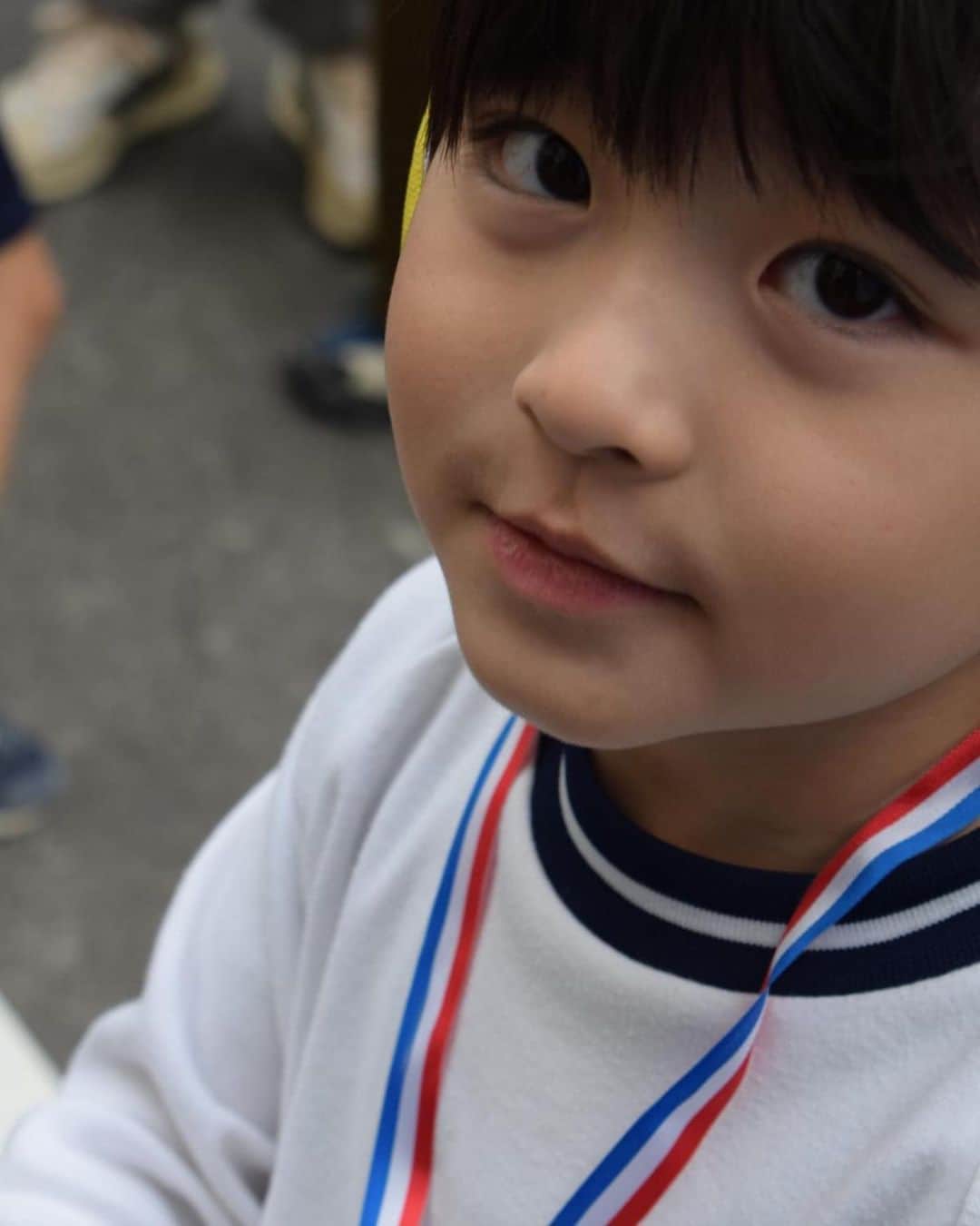 山﨑さおりさんのインスタグラム写真 - (山﨑さおりInstagram)「ニッコニコハイテンションの運動会🏳️‍🌈 年少さんにもなるとステップアップが凄くて... 0歳から知ってるお友達を見てても泣けてきて 毎度顔ボロボロなるねん。笑 ママー👋🏻って何回も呼んでくれて有難う🫶🏻 遠くからでもずっとポーズしてくれてた👍🏻 (カメラ越しに目ずっと合う。笑)  かっちょいいダンス最高にイカしてた...🕺🏻  彼はきっとアスリートタイプではなく、 エンターテイメントタイプかな🕺🏻🪩  #運動会 #一生懸命な先生方の姿見てまた涙  #有難うでいっぱいの一日 #千ちゃんの記録」10月29日 0時29分 - saori_emunjewelry