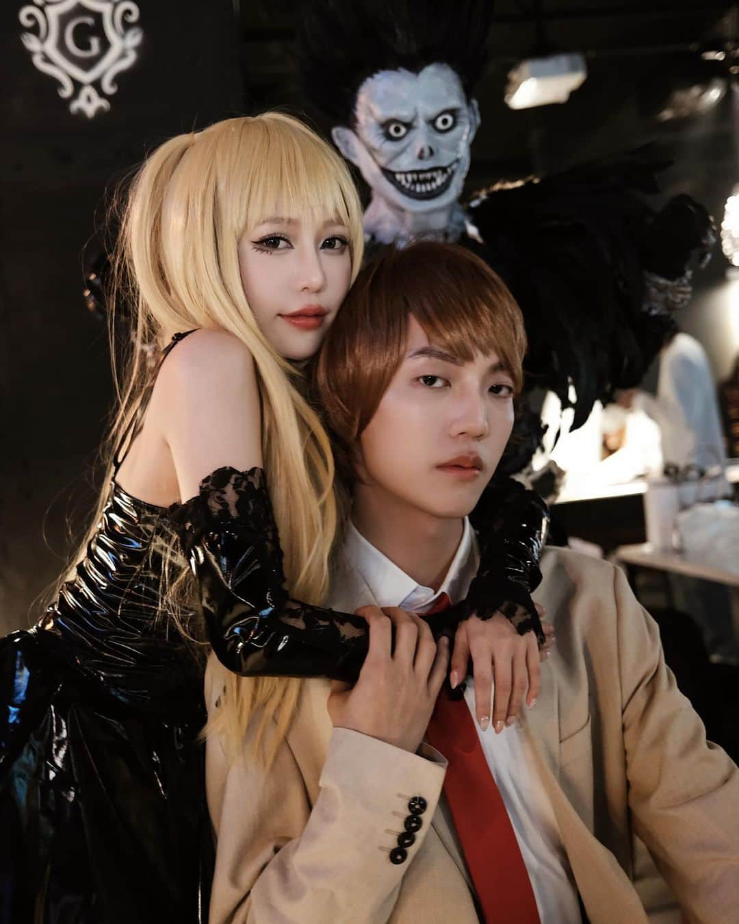 紀卜心さんのインスタグラム写真 - (紀卜心Instagram)「萬聖節第一趴🥳🎃 去年就被 @hsin.n 預定要一起扮死亡筆記本組合📓💀 她真的太猛！！死神路克扮的淋漓盡致嚇瘋！！還以為本尊欸 夜神月是臨演 @kart_wang  前幾天臨時揪他扮他居然答應？？但他的假髮我真的？？滿頭問號🤣 更鬧的是L共有3個  3XL？？謝謝 我就是扮彌海砂啦🧏🏻‍♀️  整套淘寶買的質感還不錯又便宜 還原度頗高 褲襪還真的是吊帶的但⋯我腿太短露不出來哈哈哈哈   喜歡每年大家可以相聚一起玩的時刻🎃❤️‍🔥  #happyhalloween #DeathNote #死亡筆記本」10月29日 0時30分 - eatzzz7