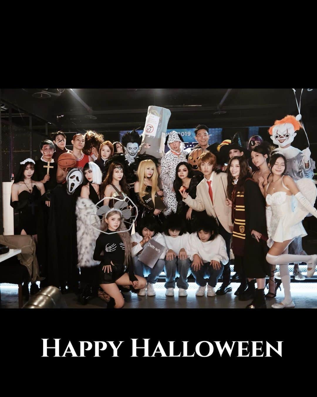 紀卜心さんのインスタグラム写真 - (紀卜心Instagram)「萬聖節第一趴🥳🎃 去年就被 @hsin.n 預定要一起扮死亡筆記本組合📓💀 她真的太猛！！死神路克扮的淋漓盡致嚇瘋！！還以為本尊欸 夜神月是臨演 @kart_wang  前幾天臨時揪他扮他居然答應？？但他的假髮我真的？？滿頭問號🤣 更鬧的是L共有3個  3XL？？謝謝 我就是扮彌海砂啦🧏🏻‍♀️  整套淘寶買的質感還不錯又便宜 還原度頗高 褲襪還真的是吊帶的但⋯我腿太短露不出來哈哈哈哈   喜歡每年大家可以相聚一起玩的時刻🎃❤️‍🔥  #happyhalloween #DeathNote #死亡筆記本」10月29日 0時30分 - eatzzz7