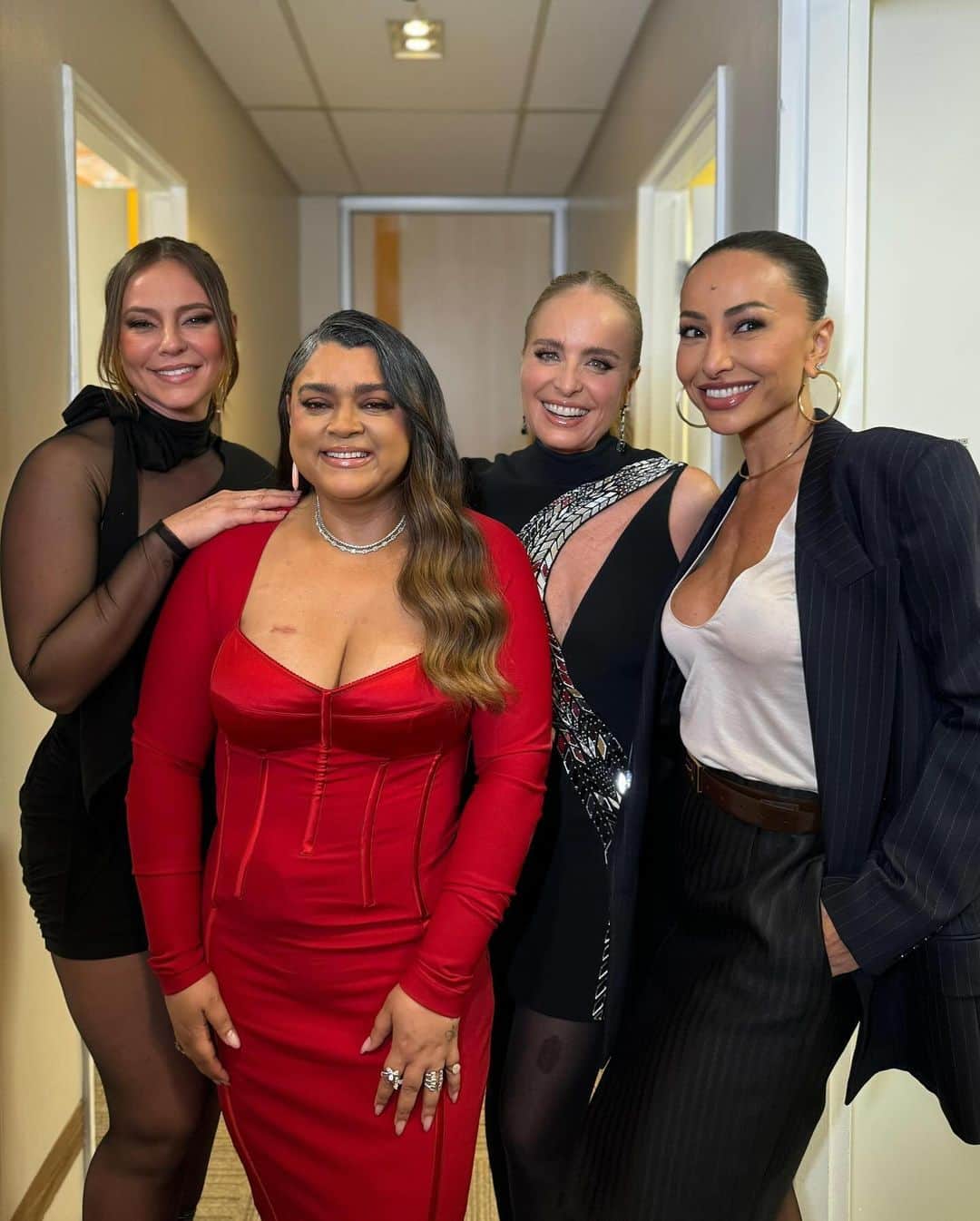 Preta Gilのインスタグラム：「Hoje é dia de Altas Horas ao lado das minhas Pretetes @angelicaksy, @sabrinasato e @paollaoliveirareal! Foi muito especial dividir o musical com @correagambus e @grupofundodequintal!   Amei nosso encontro, meu querido @serginhogroisman! Mais um programa incrível, sempre um prazer participar!   É às 22h25, na @tvglobo! Não percam!  Look: @dolcegabbana」