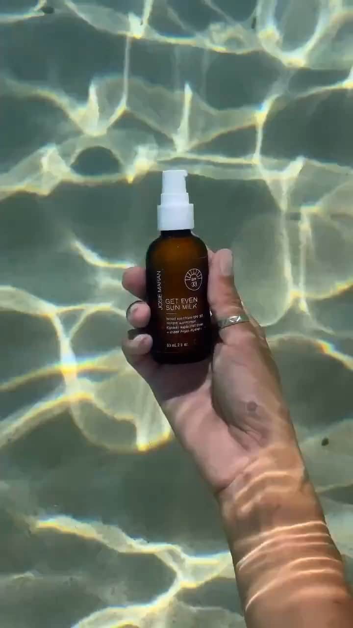 ジョジー・マランのインスタグラム：「To live in Brooke’s world is to soak in the sun and Whipped Body Butter at the beach and we love it! What products do you take everywhere with you to stay glowy and hydrated? ☀️   📷 @brookpower」