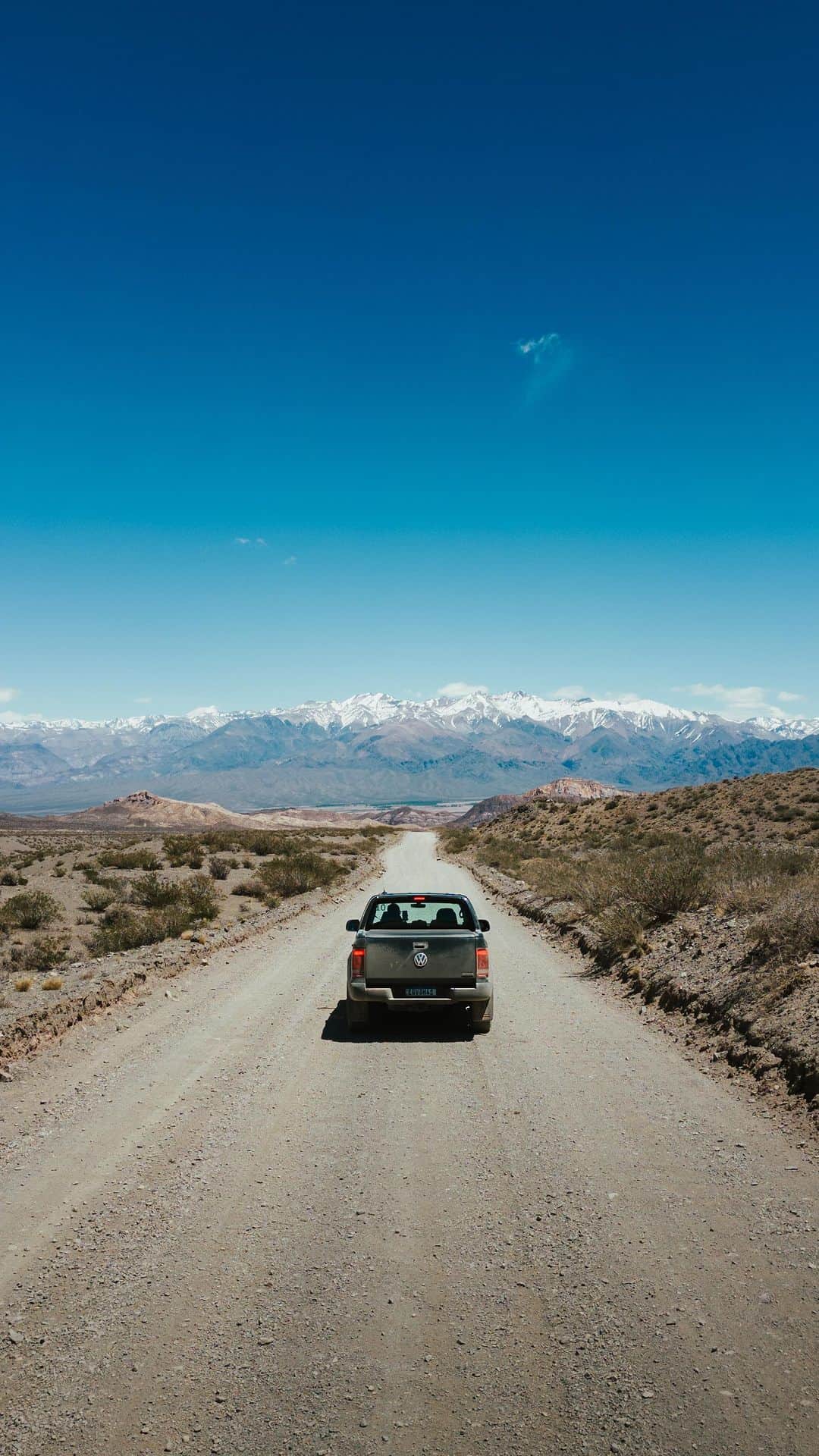 のインスタグラム：「A @marimartinsgobbi embarcou em uma aventura rumo à Patagônia no Território Amarok. 🏔️  Incrível como a potência de um carro como a Amarok te dá a liberdade de chegar em qualquer lugar! Subimos algumas serras, entre elas La Ruta de los Caracoles, que sem a tração 4Motion da Amarok seria difícil de enfrentar.🫨  E esse é só o início de muita aventura que temos pela frente. 😎   Estão prontos?  #vwbrasil #territorioamarok #amarok」