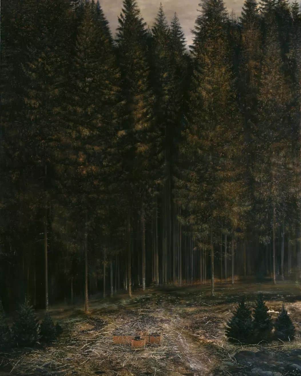 テート・ギャラリーのインスタグラム：「Spooky or beautiful? 🌲  'Cross in the Wilderness' 2003–4 is a large oil painting of a gloomy woodland by British artist Ged Quinn. In the background we see an imposing cluster of tall fir trees, their tips extending towards a yellow-grey, clouded sky. The density of the trees gives the impression that they mark the edge of a deep forest, since only blackness can be seen between their spindly trunks. In the foreground and mid-ground is a clearing in which a building is dwarfed by the forest.   At first this appears to be a romantic woodscape, but then we learn that the building at the centre of the image represents Spandau Prison in Berlin, a former concentration camp. The prison was used during the Nuremberg Trials of 1945–6 to hold Nazi war criminals, seven of whom were subsequently imprisoned there.   Look closely and the building is surrounded by a mass of barbed wire that extends outwards in all directions, linking the foreground to the forest via a spiky trail. The scene is sinister, but there is a fantastical element to the painting evoked by the exaggerated miniature scale of the prison and the curling, foliage-like appearance of the barbed wire. Its intense detail and ghostly past makes it hard to look away.  🖼️ Ged Quinn, Cross in the Wilderness 2003–4, Tate collection」