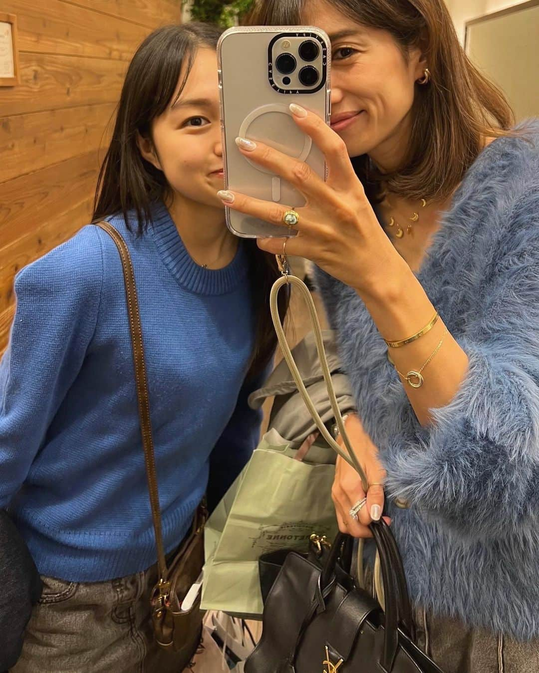 eiko kagamiのインスタグラム：「ブルーお揃いだった日🦋💙  家でお互い部屋から出てきたとき笑った。笑 ばばっと撮った写真だけど、 なかなかない偶然だから記念にpost😂🙏 . . . . . . #親子#ブルー#ブルーニット#親子コーデ #アラフォーコーデ#ママコーデ#ニット#ニットコーデ#大人カジュアル#カジュアルコーデ#大人ファッション#高校生#高校生ママ#週末#親子リンクコーデ」