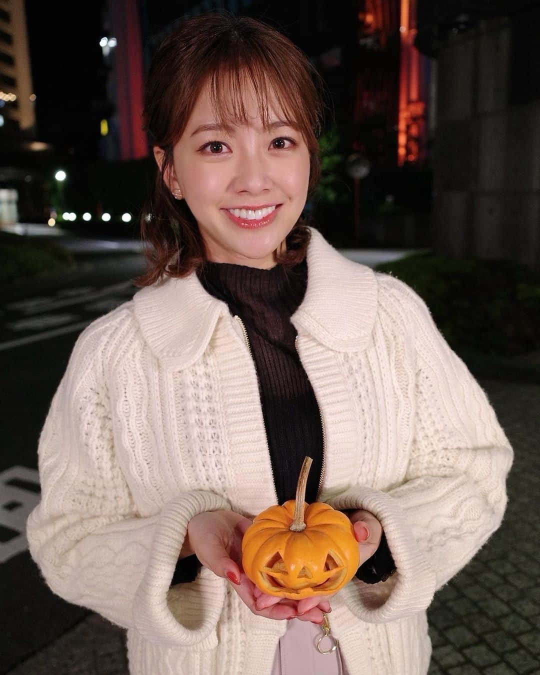 新井恵理那のNキャスのインスタグラム：「31日は晴れて全国的に穏やかなハロウィーンとなりそうです。 昼間は暖かいですが、夜の気温は平年並みと冷えますのでお気をつけください🎃  今日は衣装の中でも珍しいガーリーな雰囲気でした🎀 〜10/28衣裳情報〜 outfit @nord_cadre accessory @masana_jewelry  #中川絵美里 #情報7daysニュースキャスター #Weatherニュースキャスター」