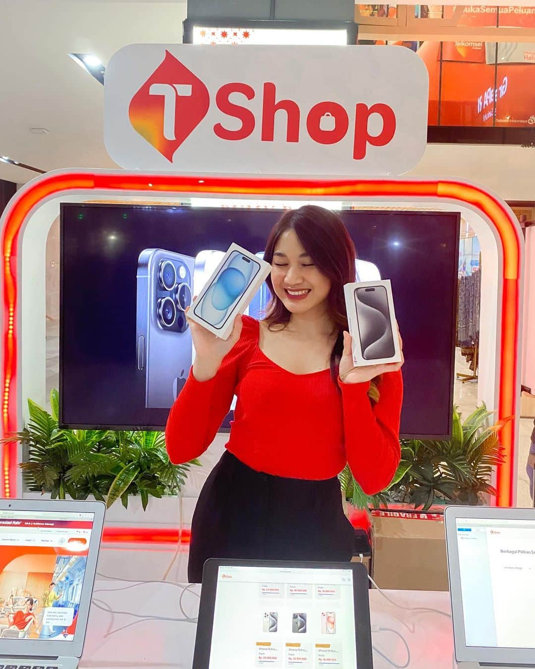 アリシア・カンジアのインスタグラム：「Hari ini aku mampir ke pop up storenya T-shop @telkomsel di Sarinah karena ada launching bundling iPhone 15 with Telkomsel. Sttt... aku bakalan ngehost juga loh besok untuk acara Lelang Telkomsel Poin jam 12.30 WIB T-shop. Nah, kalo besok kalian beli bundlingnya iPhone 15 di sini, kalian akan dapetin banyak benefit nih. Diantaranya : • Bundling Halo+ iPhone Plan bonus kuota 300GB • Nomor cantik 10 digit utk pengguna PraBayar • Potongan lgsg hingga 1 juta tuker poin  • Airpods gen 2 • Free adapter  Yuk langsung dapatkan promo bundling iPhone 15 dan Telkomsel biar #MakinMaksimal」