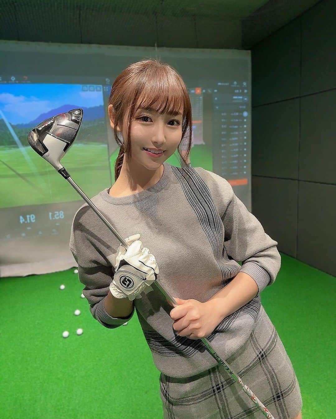 丸りおなのインスタグラム：「.  毎日お疲れ様〜🫶 今日も幸せな1日だったな〜！  明日もみんなにとって良い1日になりますように…♡  あともう少しで11月だよ〜！はやい！ コンペも近づいている〜⛳️💚  それまでにあと何回レッスンにいけるかなー！  がんばろっっ🏌️‍♀️  golf wear: @footjoy.japan   #ゴルフ #ゴルフ初心者 #ゴルフ女子 #ゴルフウェア #ゴルフ好きな人と繋がりたい #ゴルフコーデ #ゴルフ好き #ゴルフスイング #ゴルフレッスン #横浜 #横浜ゴルフ #ゴルフバカ #ゴルフ練習 #ゴルフ部 #100切り #プラチナムゴルフ #フットジョイ #ごるふ女子 #ゴルフコンペ #コンペ#みなとみらい #クイーンズスクエア #クイーンズスクエア横浜 #丸りおな #まるりお #ポニテ #ドライバー #飛距離 #飛距離アップ」