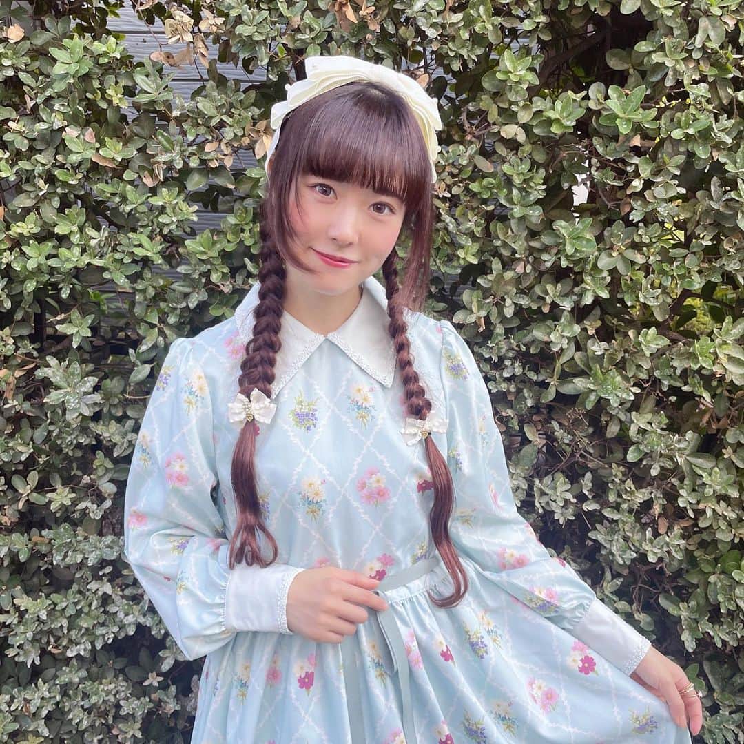 のインスタグラム：「  青木美沙子ちゃん× Melody BasKetさん コラボ🎀 💐アンティークブーケシリーズ💐  今月はミントのシャツワンピースを着させていただきました☺️✨ 11/5まで受注受付中です💓  レトロで華やかでカラフルな花柄がとても可愛いお洋服でした😍  今月もラジオ聴いて下さりありがとうございました✨✨✨  #melodybasket #メロバス #メロディバスケット #メロバスコラボ #コラボ #ロリータ協会会長 #青木美沙子 #永井杏樹  #ロリータの世界 #fmfuji #radiko #ラジオ #ロリータ #ロリータファッション #lolita #kawaii  #lolitafashion #kawaiifashion #アイドル #ミルハニ」