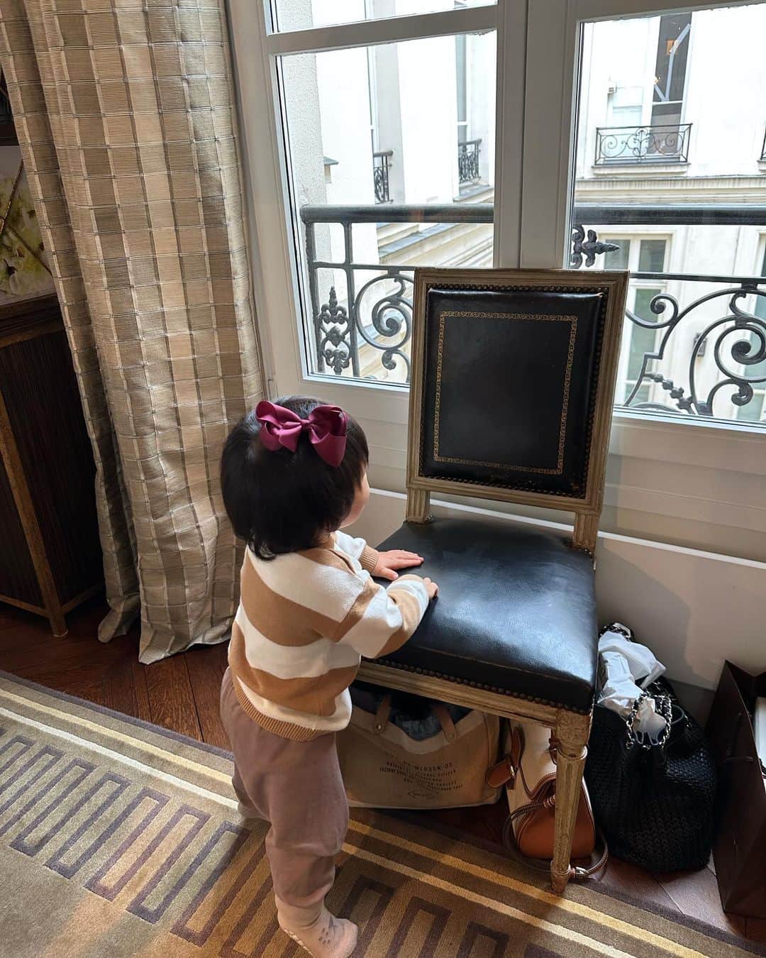 里海さんのインスタグラム写真 - (里海Instagram)「楽しいパリ🇫🇷 子供達も大はしゃぎで 可愛くて可愛いくて、見てて 涙が出そうになりますw  #1歳1ヶ月　#1year1month #paris」10月29日 0時43分 - satoumi0330