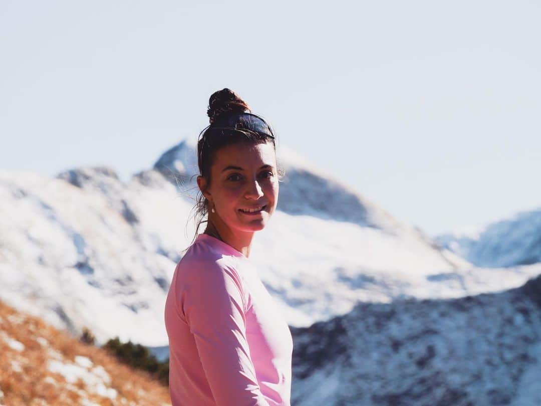 ニコル・ショットのインスタグラム：「October 🍁🍂🎃  #october #mountains #favoritetimeoftheyear」