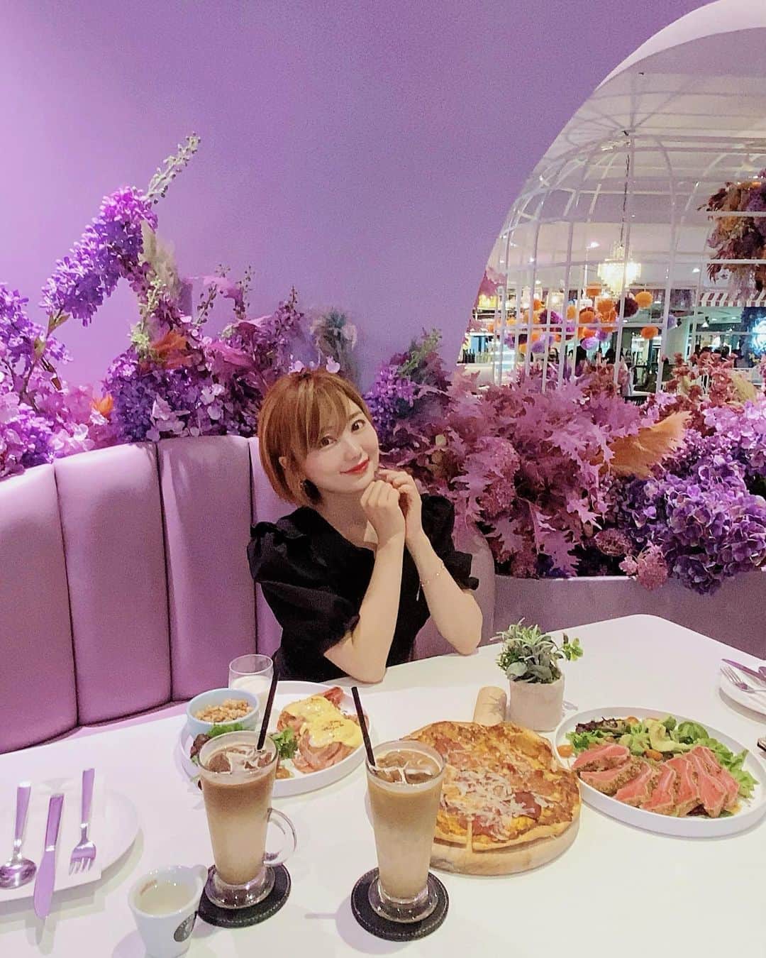 Roseさんのインスタグラム写真 - (RoseInstagram)「💜💐💜💐💜  セントーサ島へ向かう途中に見つけたおしゃカフェ💟 お店を見た瞬間、クロミ！！ルーラっぽい！！ って思ったお店✨  @cafeqclassified   エッグベネディクト💛 サラミピザ🍕 謎だった味のしないマグロ🐟  Seared tuna まぐろのたたき！？ 日本と全然ちがった😂  #cafeqclassified #singapore #cafe  #シンガポール #おしゃれカフェ #映えカフェ  #シンガポール生活 #シンガポールカフェ  #紫好き #紫カフェ #パープルカフェ」10月29日 0時46分 - rose_ro_tan