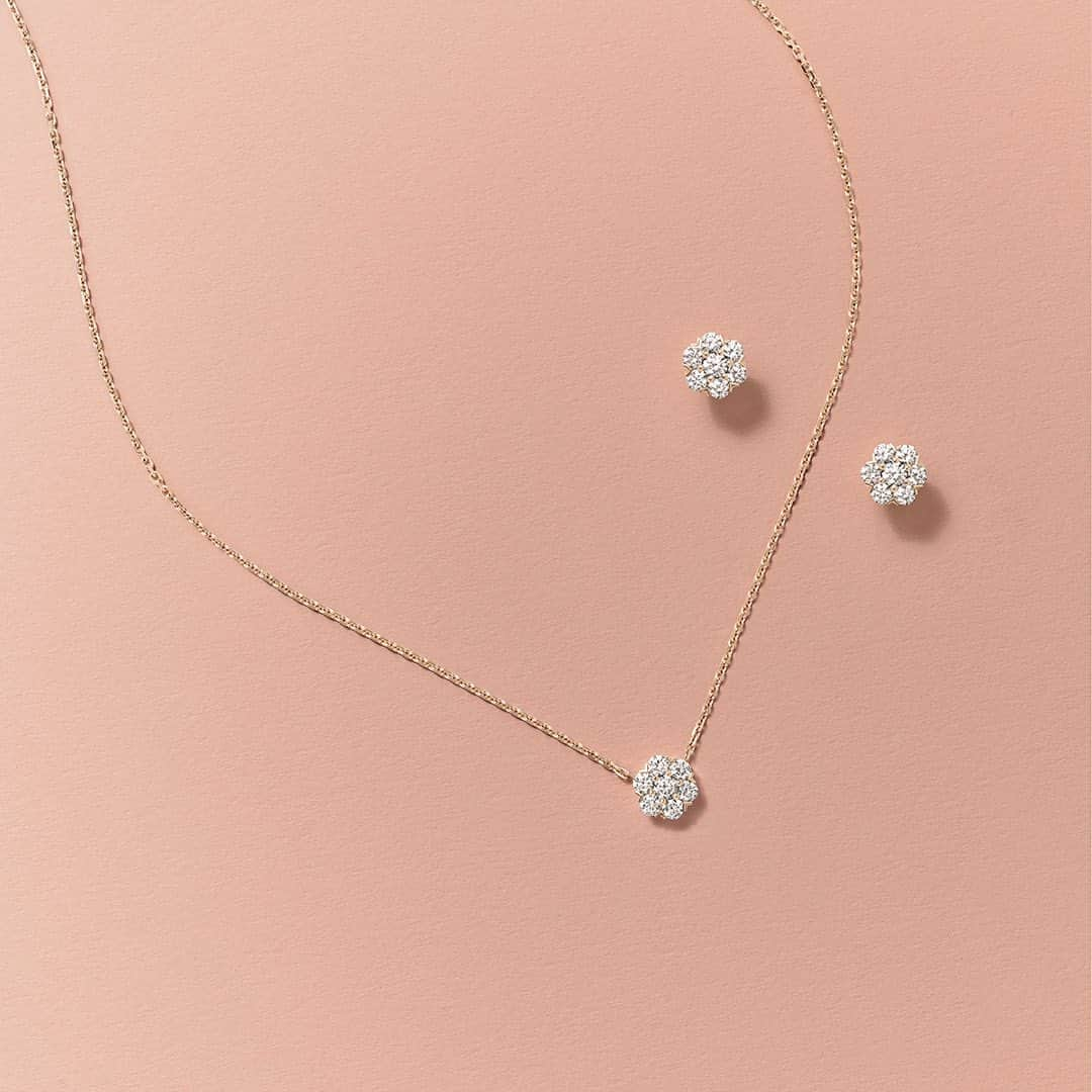 ヴァンクリーフ&アーペルさんのインスタグラム写真 - (ヴァンクリーフ&アーペルInstagram)「Celebrate the beauty of diamonds with the new Fleurette creations. The Fleurette motif is part of the Maison's historic commitment to the beauty of gemstones, with each diamond undergoing stringent quality control before being matched with others to create a harmonious ensemble.   #VCAFleurette #VCAdiamond #VanCleefArpels #diamonds   Photographer: @amanda.sellem」10月29日 0時46分 - vancleefarpels