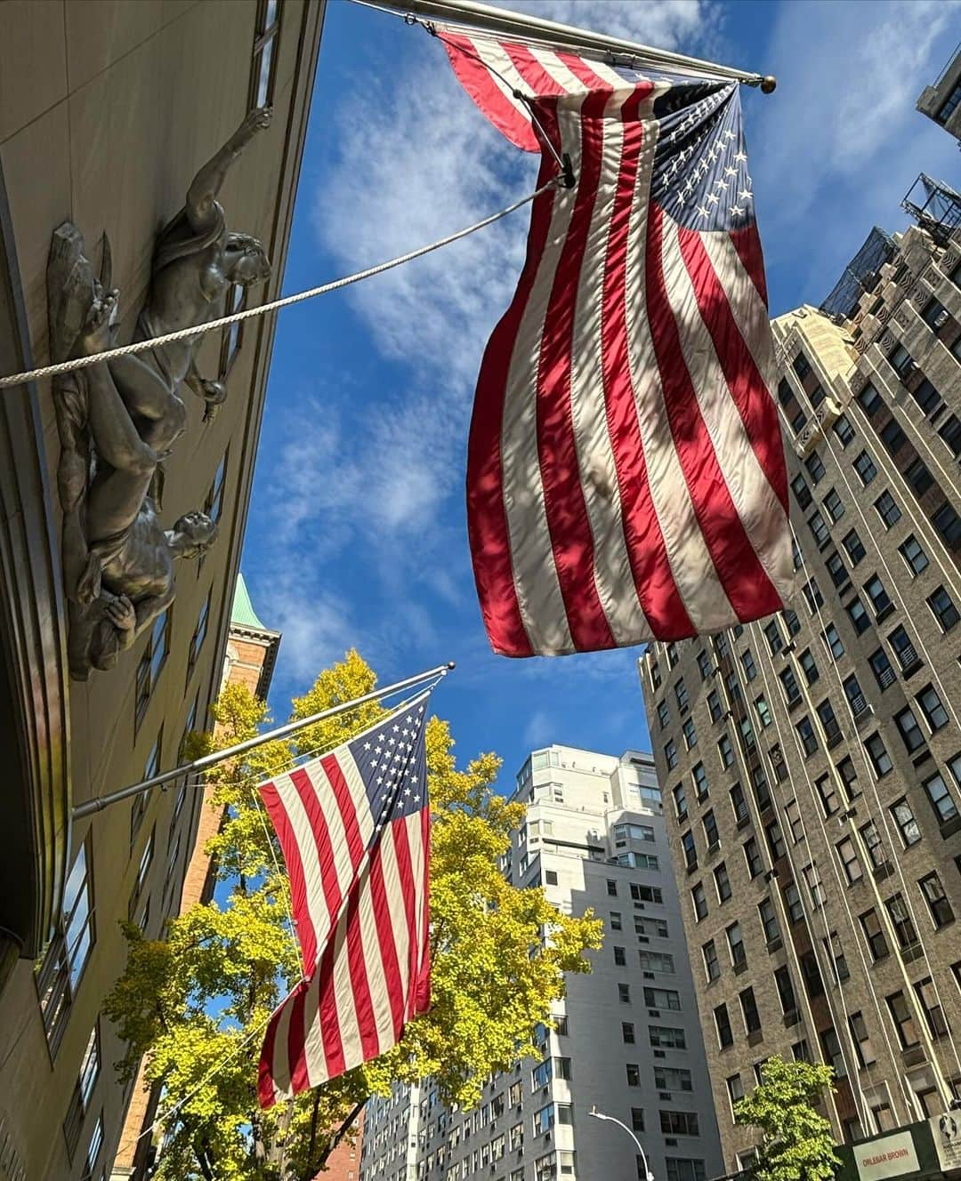 メラニー・サイクスさんのインスタグラム写真 - (メラニー・サイクスInstagram)「So much to see, so little time 😁🥰💫❤️  #centralpark  #guggenheim  #metropolitanmuseumofart  #autumnvibes🍁  #newyork #blueskies #newyork  @saralincmarr what fun we are having 🤸🏽‍♂️ 🥰❤️💫 thanks a million for everything xxxx」10月29日 0時48分 - msmelaniesykes