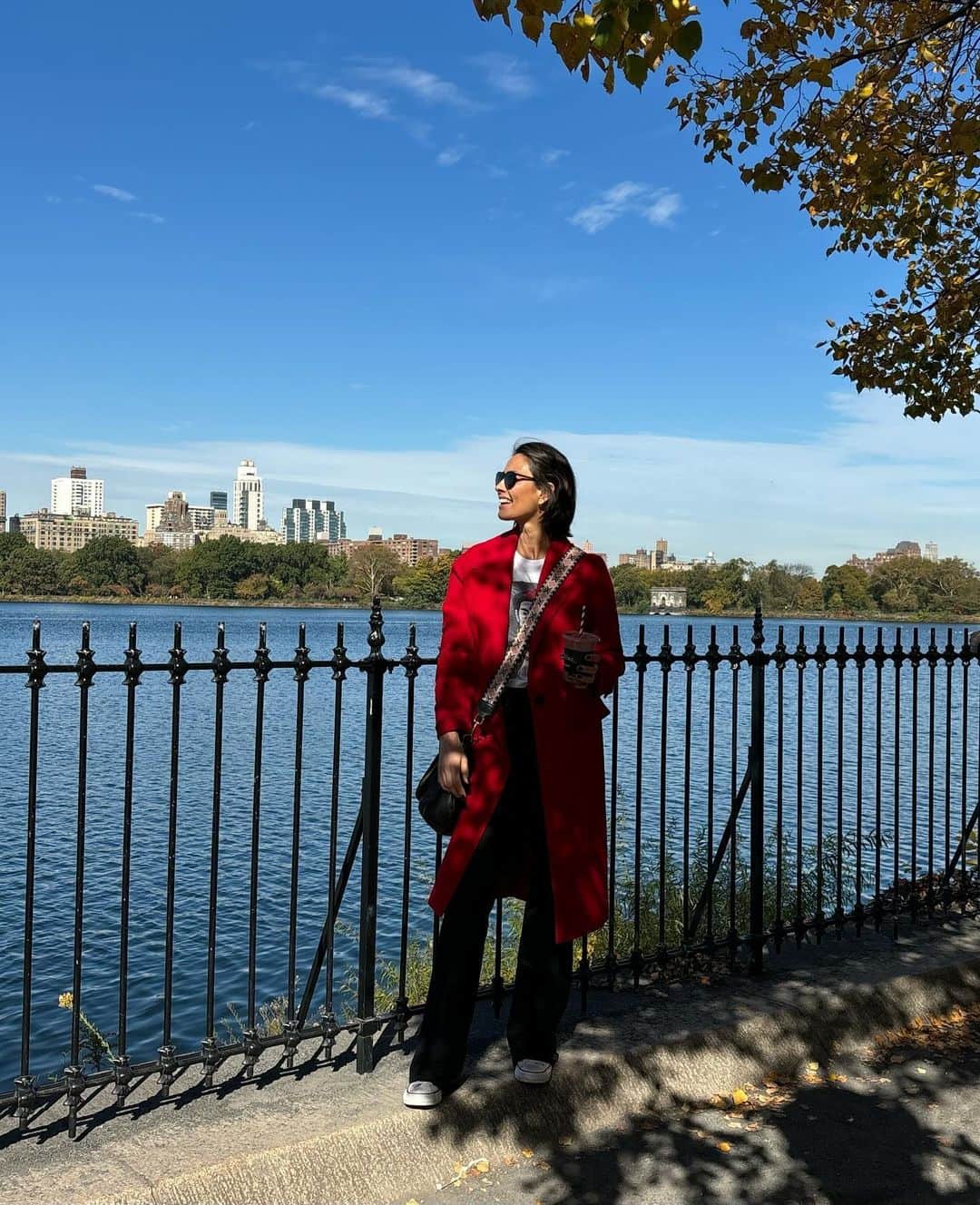 メラニー・サイクスのインスタグラム：「So much to see, so little time 😁🥰💫❤️  #centralpark  #guggenheim  #metropolitanmuseumofart  #autumnvibes🍁  #newyork #blueskies #newyork  @saralincmarr what fun we are having 🤸🏽‍♂️ 🥰❤️💫 thanks a million for everything xxxx」