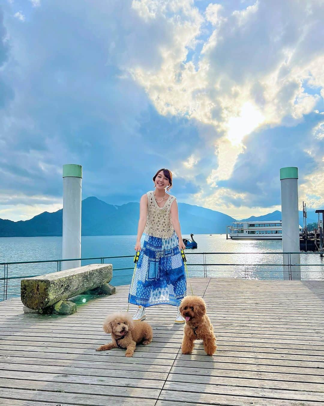 amiのインスタグラム：「載せてなかった今年の夏の思い出📷✨ わんこ達に生まれて初めての海と湖を見せれました🐶🐶🐾もっと色んな景色を見せたいな〜！次はどこ行こう？   #日光東照宮 #日光 #見ざる言わざる聞かざる #🙈🙉🙊 #犬 #犬旅行」