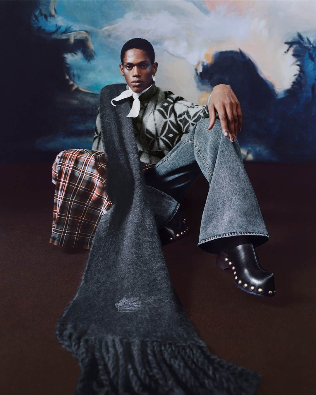 エトロのインスタグラム：「Fabrics and textures for everyday life, worn casually.   Discover Fall Winter 2023 Men's collection on etro.com  #Etro」