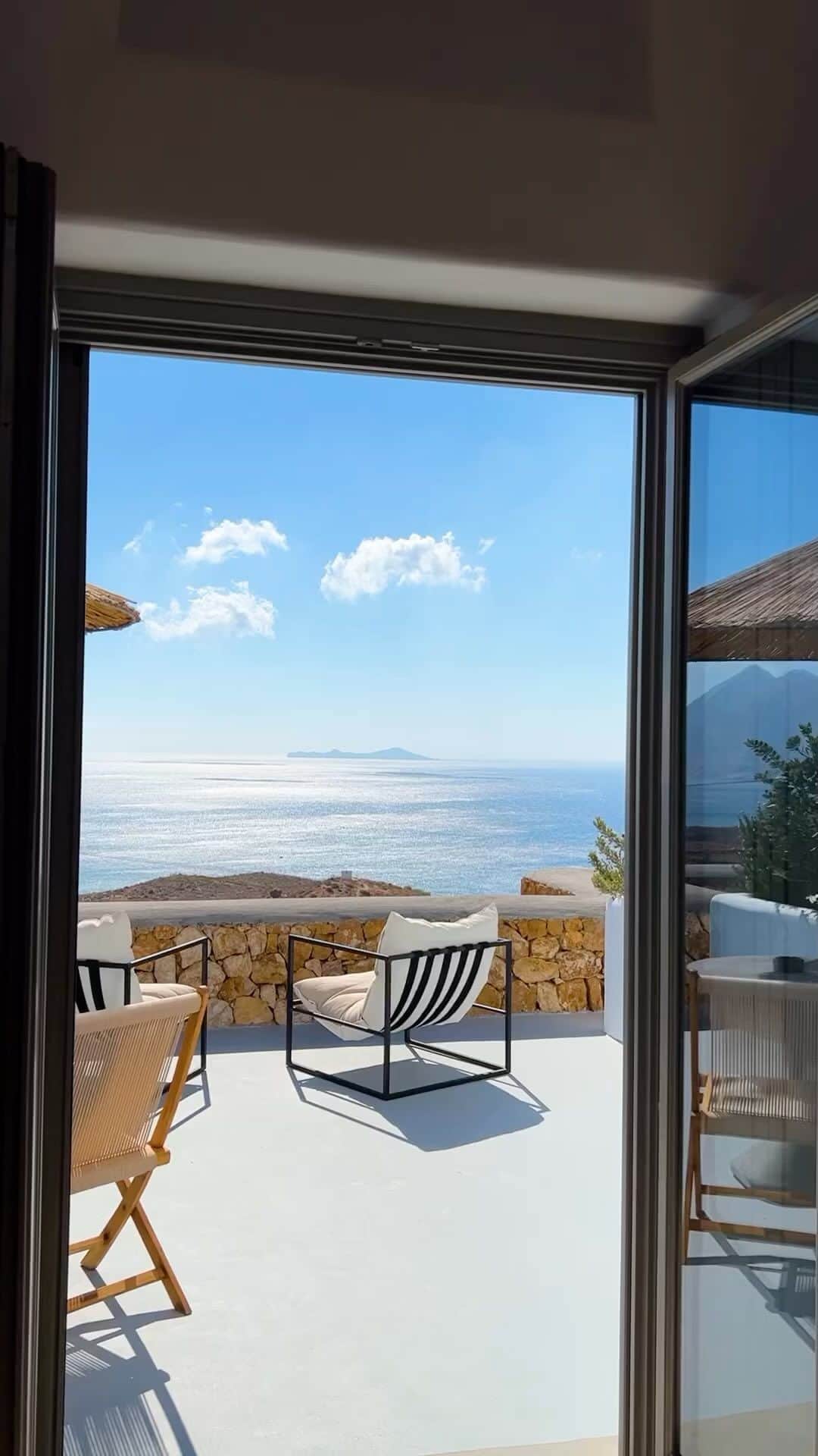 BEAUTIFUL HOTELSのインスタグラム：「@laurine_garcia whisks us away to Ypseli Anafi’s Hive, a hidden gem in Anafi, Greece. 🇬🇷 This stunning hideaway was voted among the Best Greek Island Hotels by CN Traveler in 2021-2023. 🏆 The island itself is a small and lesser-known Greek island, offering a rugged and rocky landscape, great for those looking to explore nature, hike and experience untouched beauty. ✨⛱️  📽 @laurine_garcia 📍 @ypseli_anafi, Anafi, Greece 🎶 Joe Hisaishi - A Town with an Ocean View」