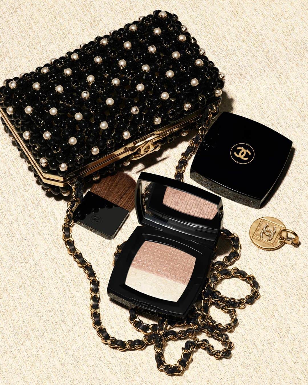 のインスタグラム：「HOLIDAY 2023 MAKEUP COLLECTION. A duo of illuminating powders, embossed with the same sequin motif that is woven across the surface of the palette. A pink champagne and a crystal white recall Gabrielle Chanel's sparkling 1920s creations and light up the face with unforgettable radiance.  #HolidayCollection #CHANELMakeup」