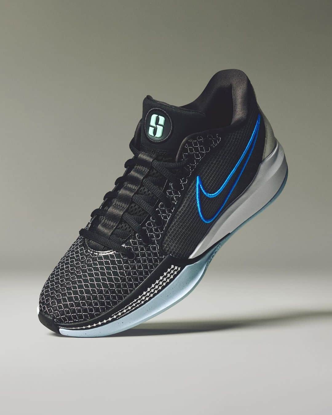 Nike Basketballのインスタグラム：「When you share the same roots, you help each other grow. 💙  Family Bonds stay tightly knit. The latest Sabrina 1 is available globally.   Tap to shop now.」