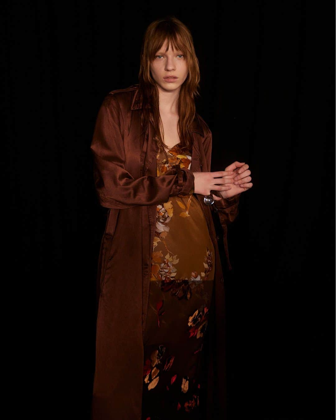 ドリス・ヴァン・ノッテンのインスタグラム：「WOMEN AUTUMN WINTER 2023  Kate is wearing look 32.  Chocolate coloured trench coat in heavy twill. Slip dress in light silk satin printed with painted flower bouquets. Resin ball ring.  #DriesVanNoten #DVNAW23」