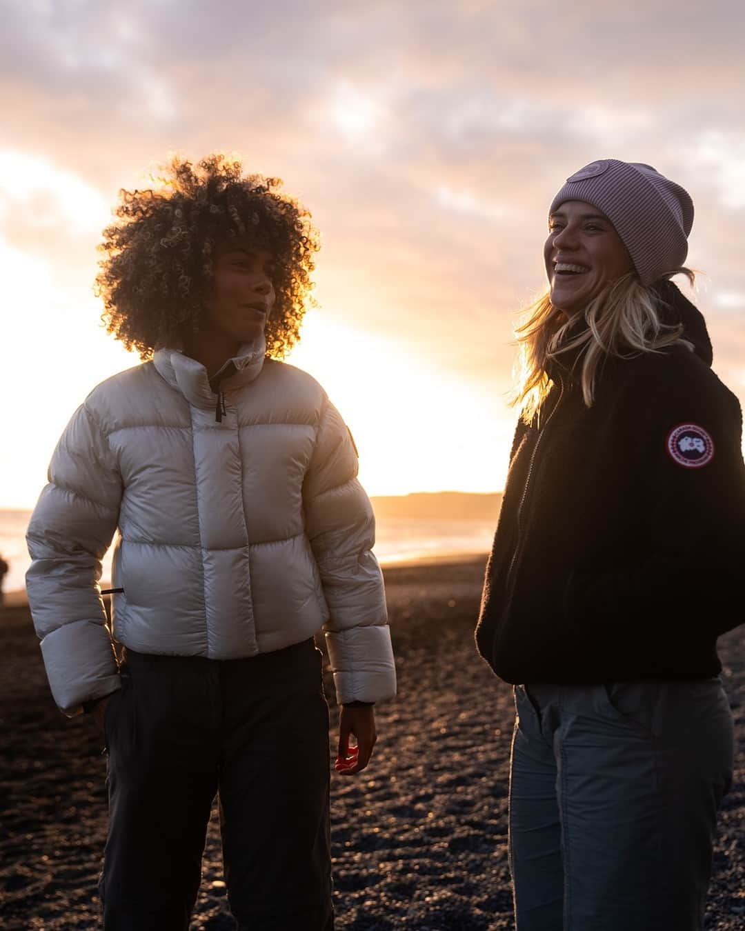 カナダグースさんのインスタグラム写真 - (カナダグースInstagram)「Golden hour is nature's way of sharing its glowing secret with those who pause to embrace it. #LiveInTheOpen  “Wearing the right apparel, can have you wanting to stay out in nature for hours more.” - @oceanlewis Soccer Player & Model & Professional Surfer @lauraoucrane」10月29日 1時00分 - canadagoose