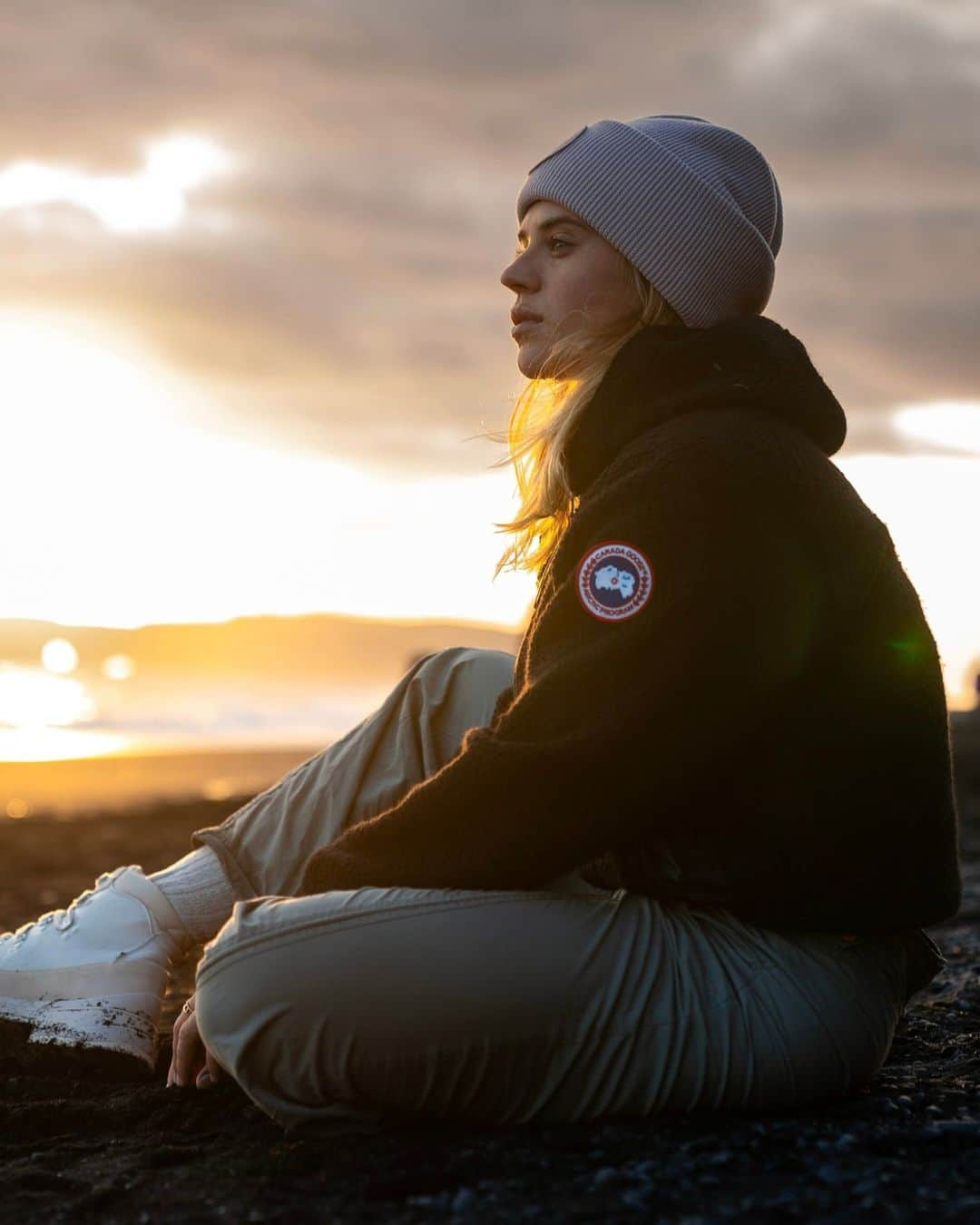 カナダグースさんのインスタグラム写真 - (カナダグースInstagram)「Golden hour is nature's way of sharing its glowing secret with those who pause to embrace it. #LiveInTheOpen  “Wearing the right apparel, can have you wanting to stay out in nature for hours more.” - @oceanlewis Soccer Player & Model & Professional Surfer @lauraoucrane」10月29日 1時00分 - canadagoose