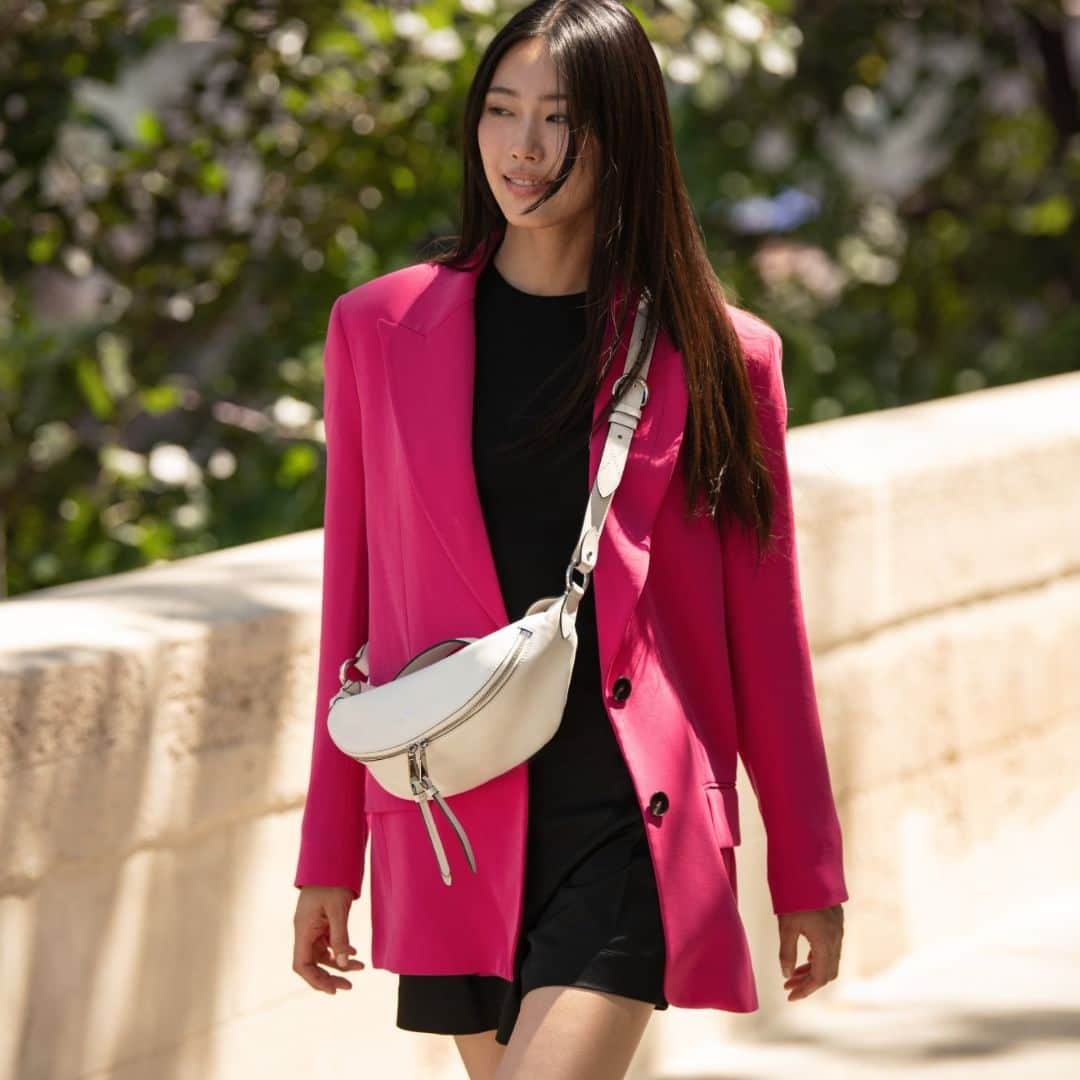 ランセルのインスタグラム：「Origami is my autumn essential  #LancelParis #FW23 #LancelTwist #OrigamiByLancel」